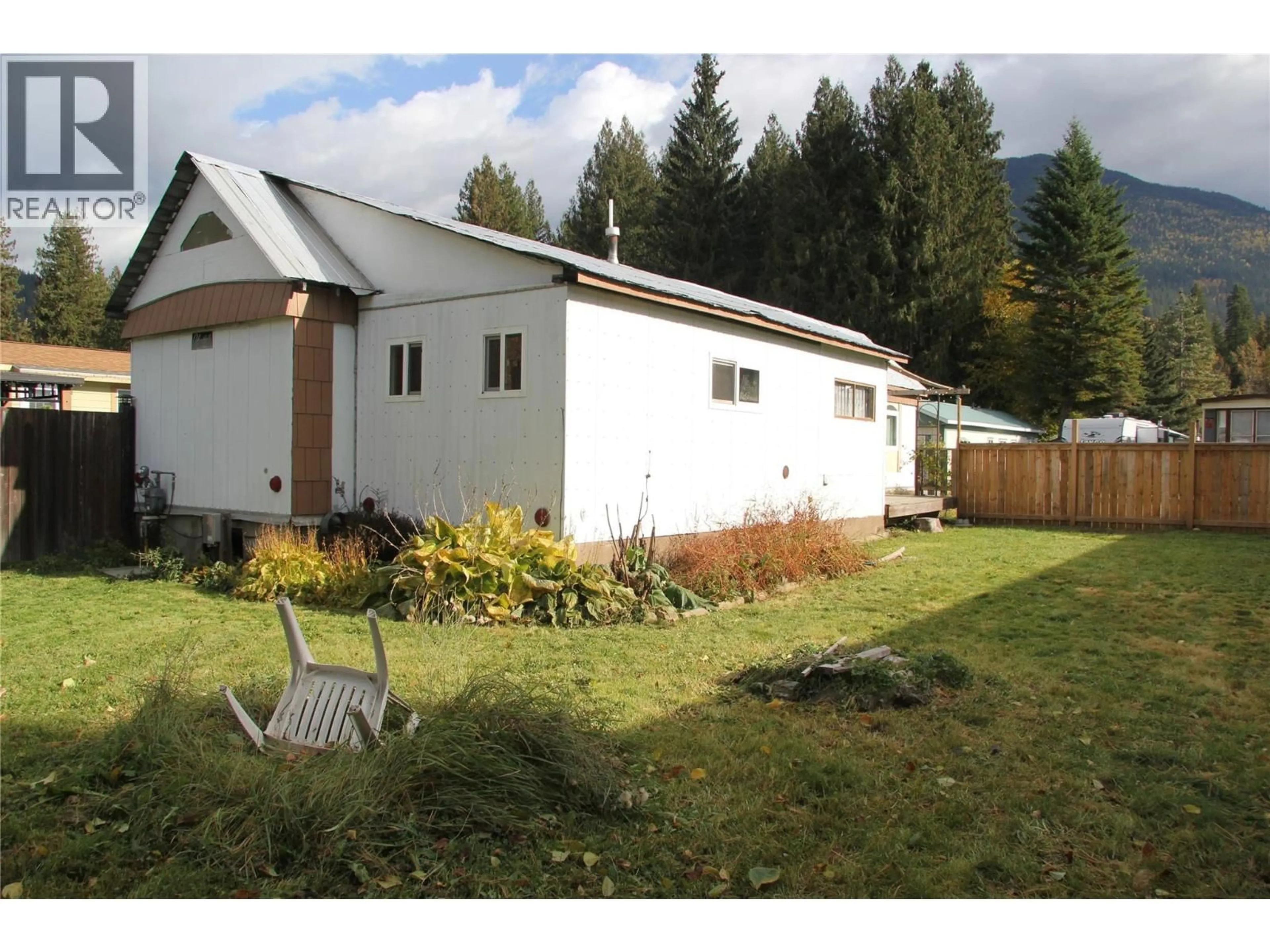 A pic from outside/outdoor area/front of a property/back of a property/a pic from drone, unknown for 6 - 1204 MAPLEWOOD STREET, Revelstoke British Columbia V0E2S2