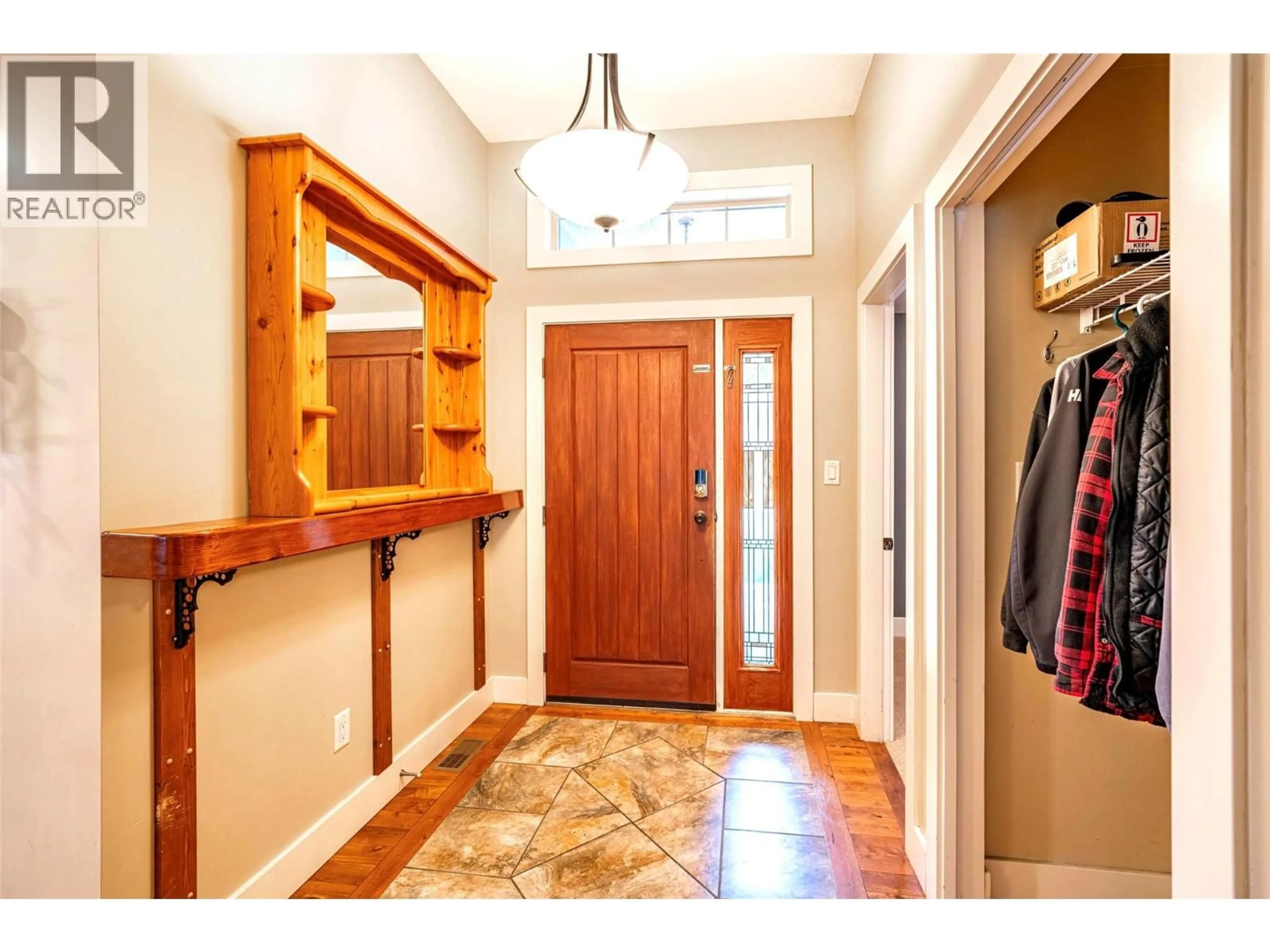 Indoor entryway for 1701 MOUNTAIN VIEW AVENUE, Lumby British Columbia V0E2G0