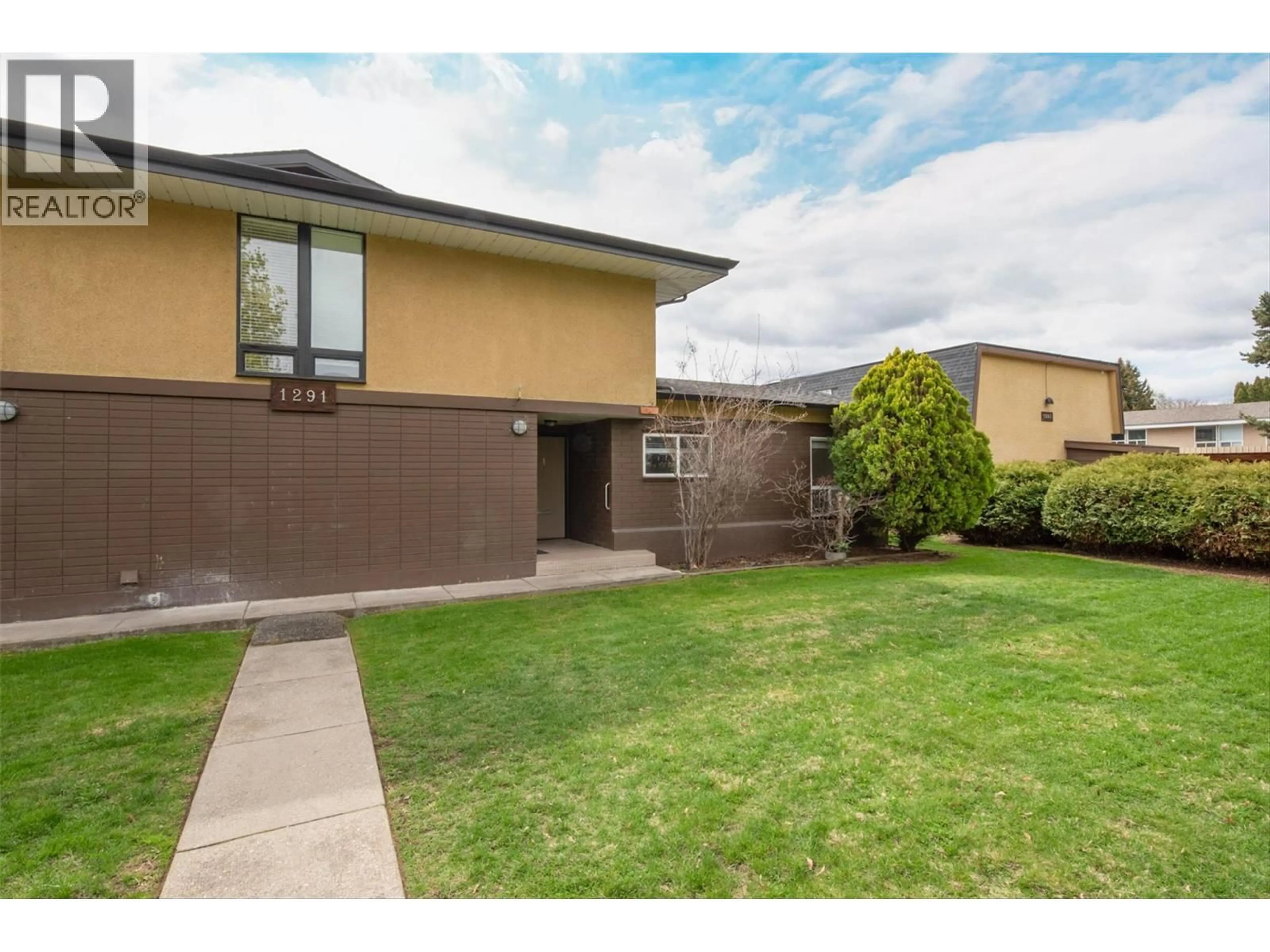 A pic from outside/outdoor area/front of a property/back of a property/a pic from drone, street for 1 - 1291 BERNARD AVENUE, Kelowna British Columbia V1Y6R3