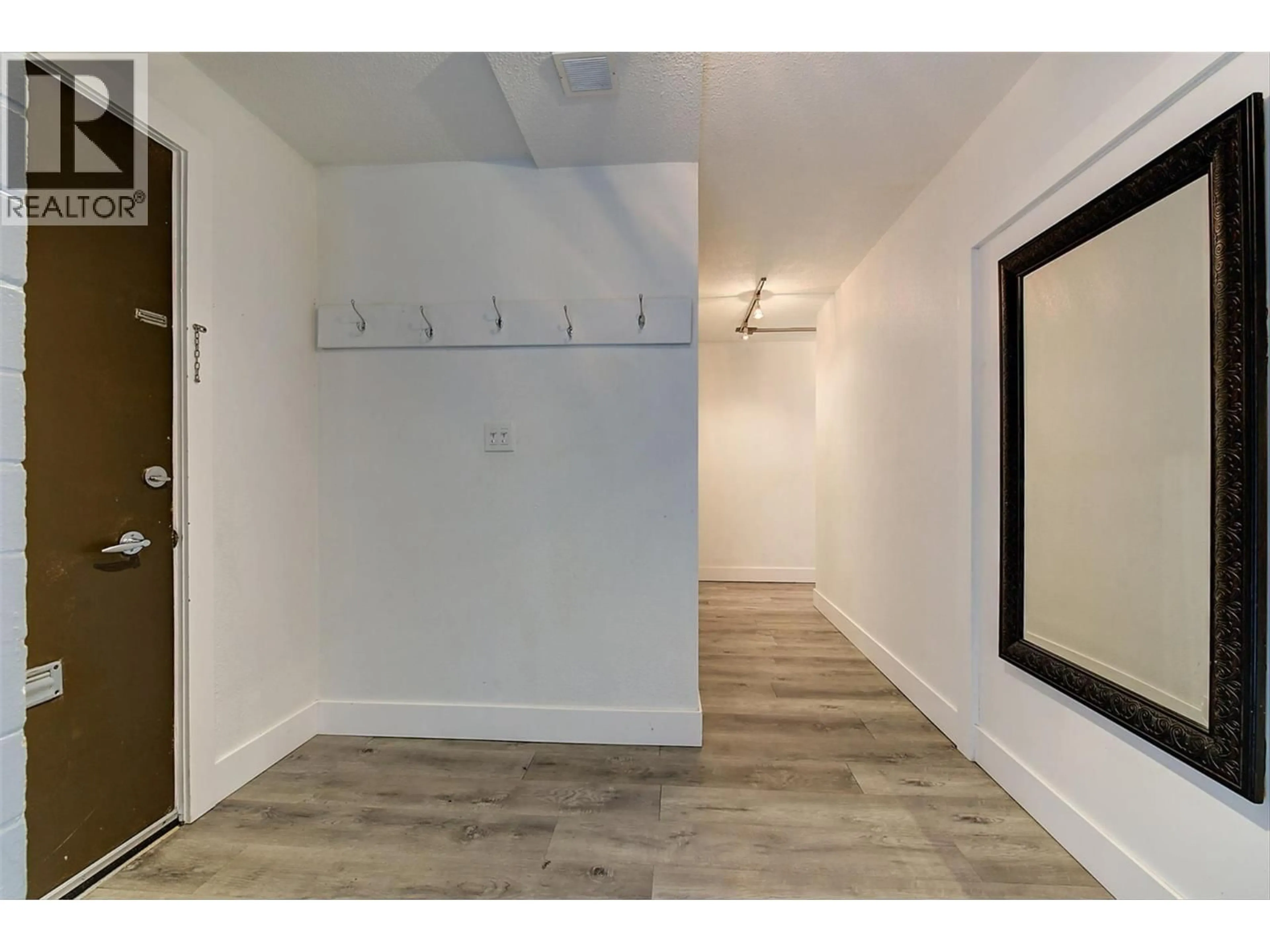 Indoor entryway for 1 - 1291 BERNARD AVENUE, Kelowna British Columbia V1Y6R3