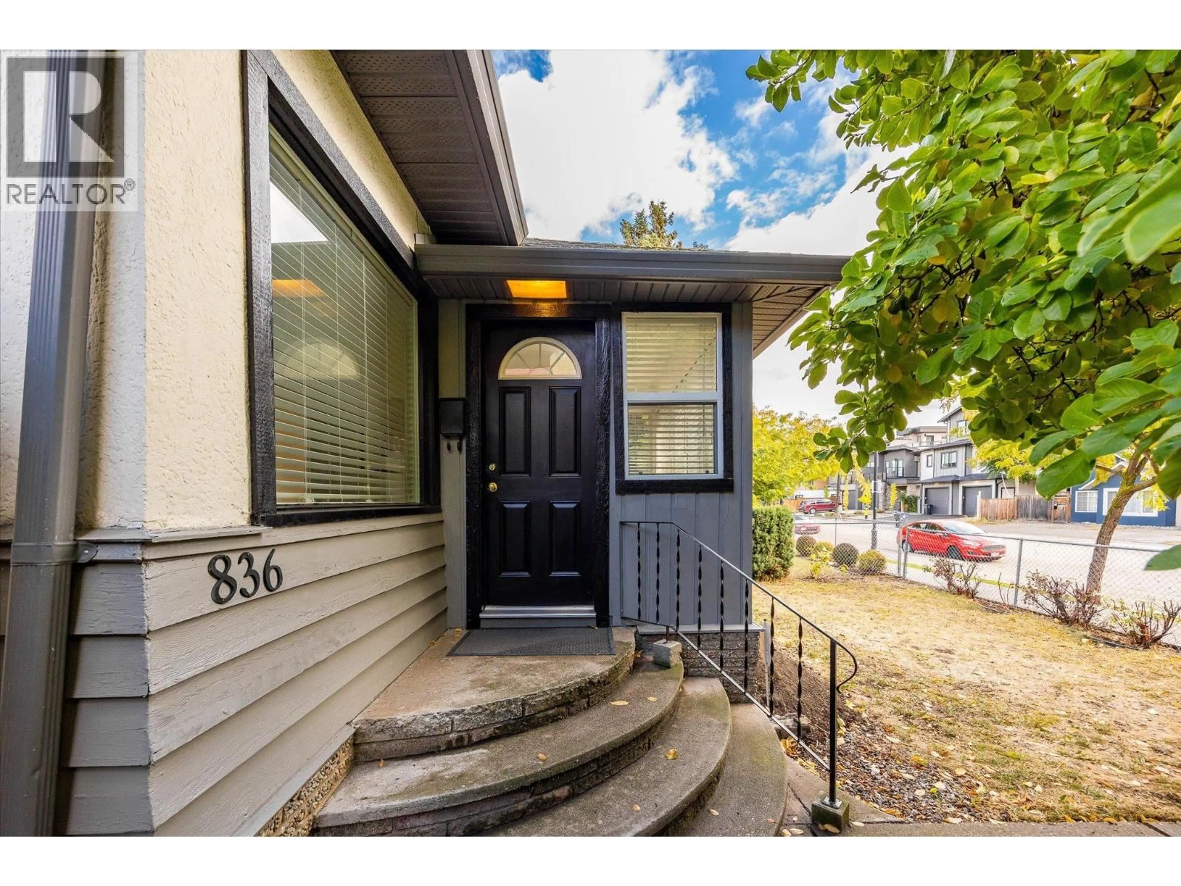 Indoor entryway for 836 CAWSTON AVENUE, Kelowna British Columbia V1Y6Z7