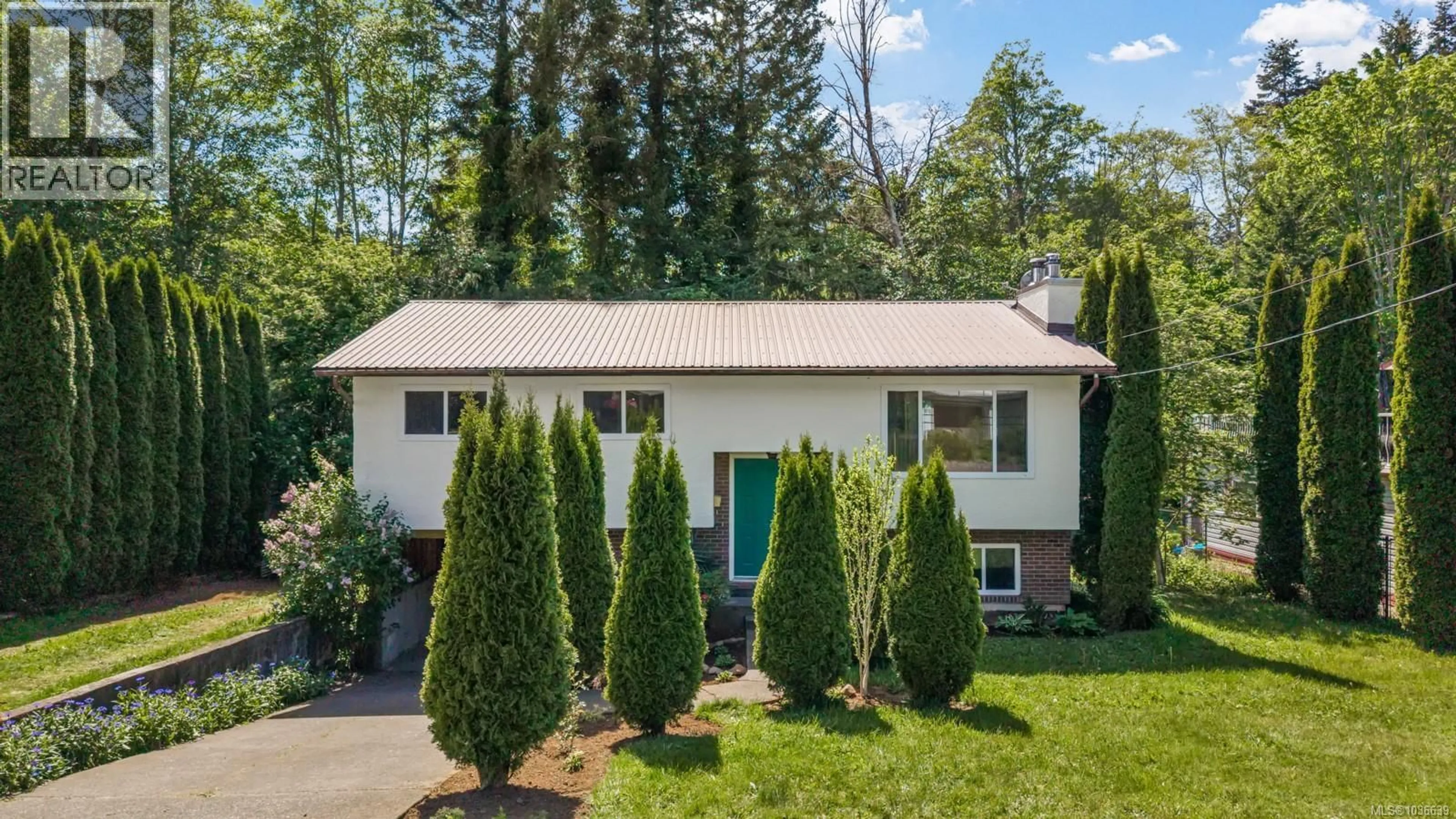 Home with vinyl exterior material, street for 1495 HOBSON AVENUE, Courtenay British Columbia V9N6P2
