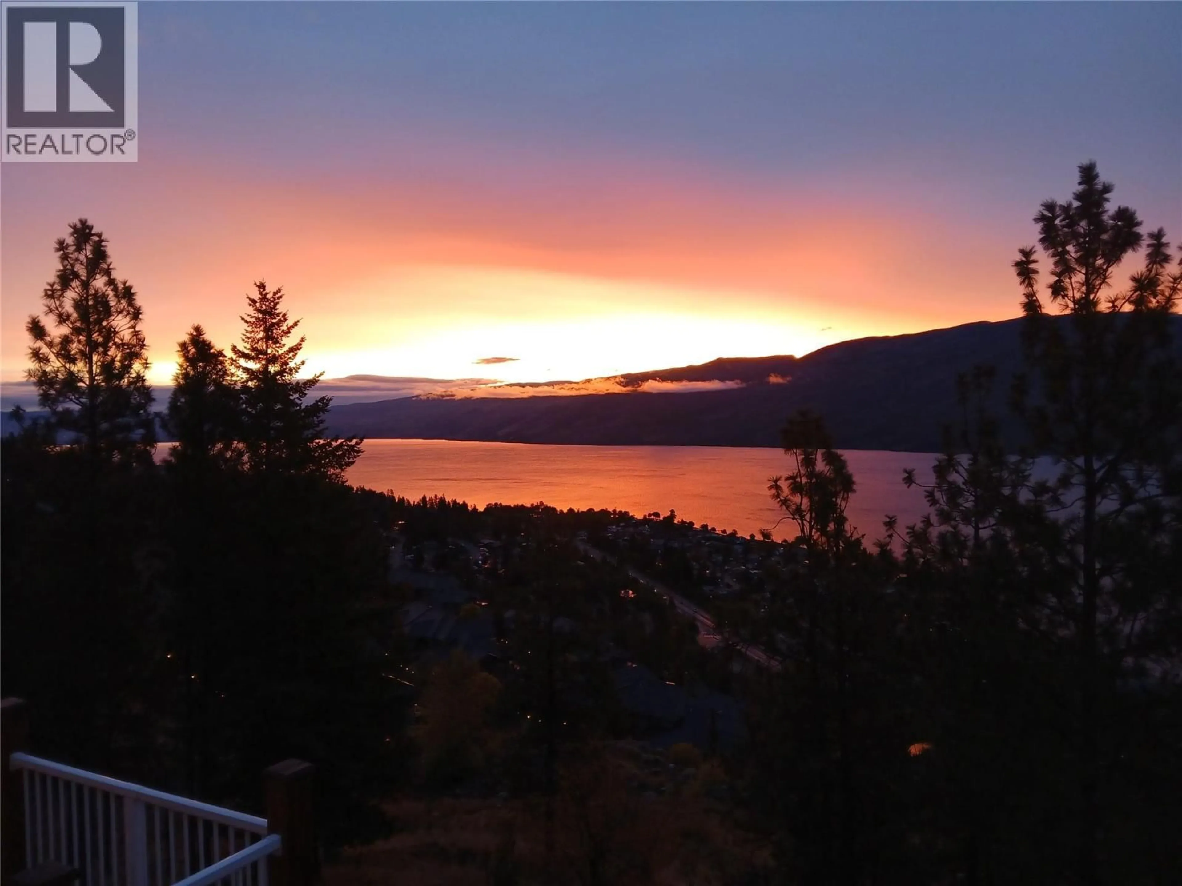 Blurry image for 204 - 4450 PONDEROSA DRIVE, Peachland British Columbia V0H1X5