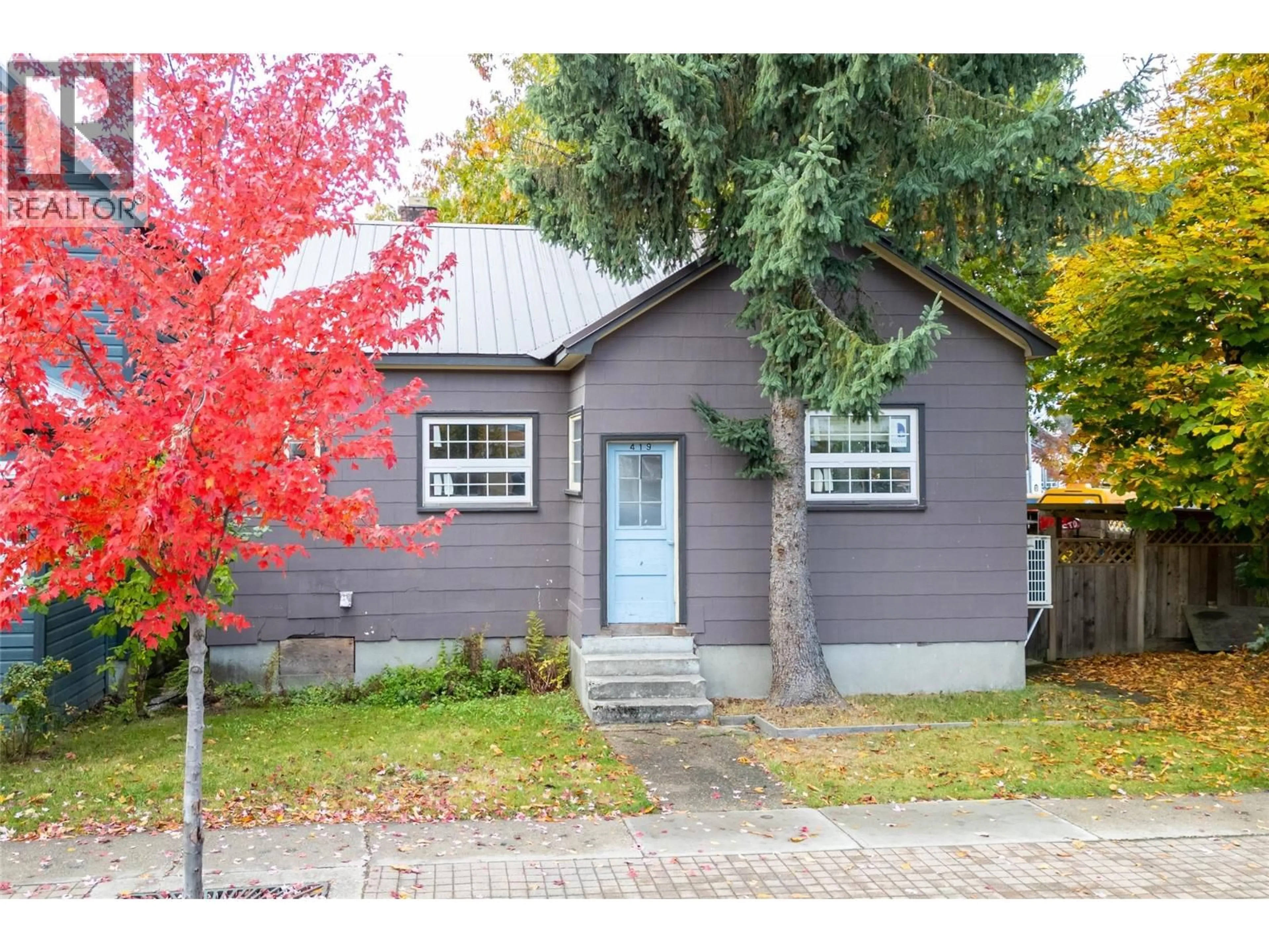 Home with vinyl exterior material, street for 419 FIRST STREET, Revelstoke British Columbia V0E2S0