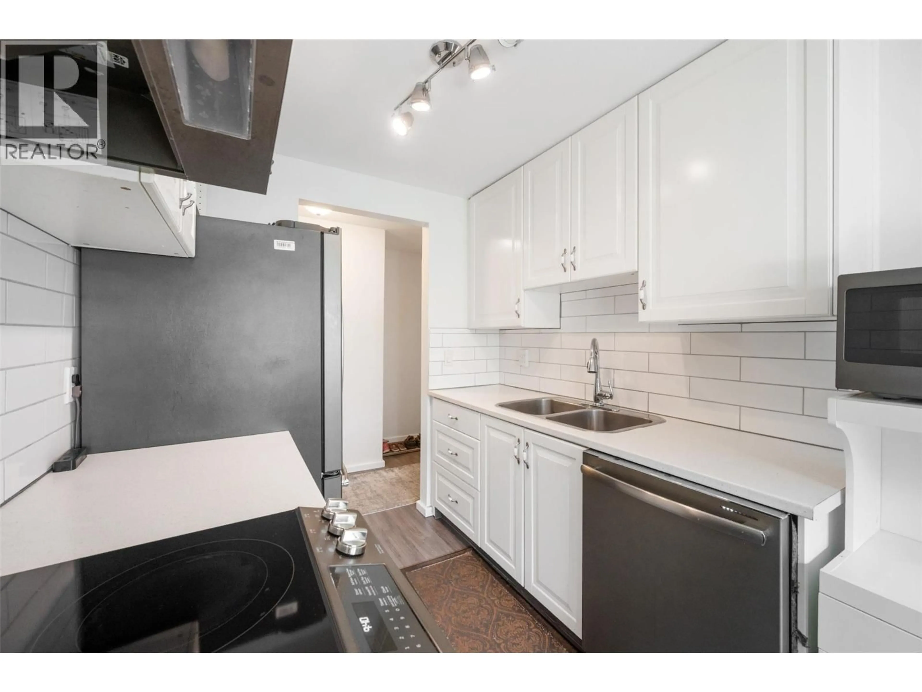 Standard kitchen, unknown for 205 - 1300 CHURCH STREET, Penticton British Columbia V2A4R8