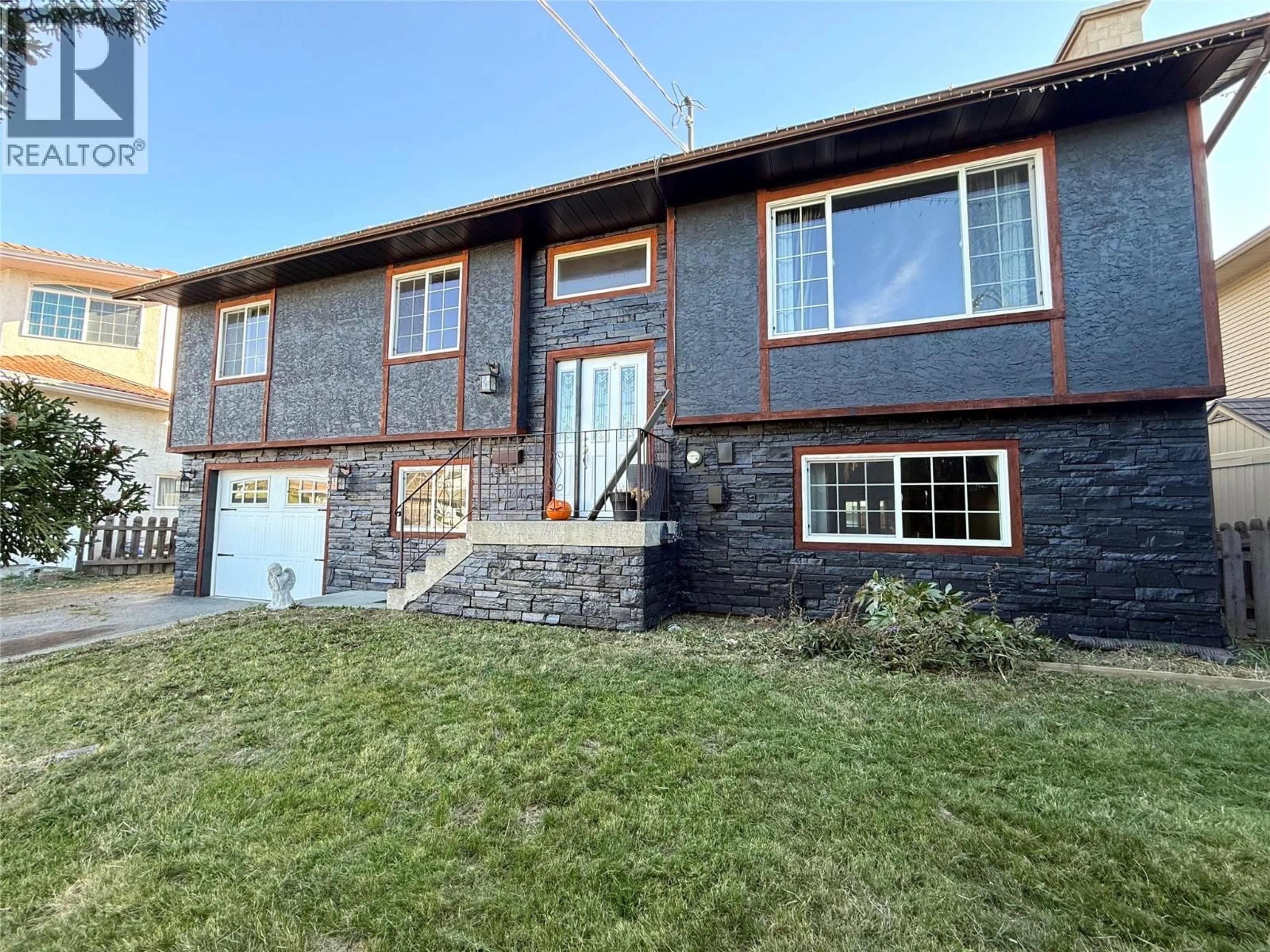A pic from outside/outdoor area/front of a property/back of a property/a pic from drone, building for 861 NICOLANI STREET, Kamloops British Columbia V2B8C6