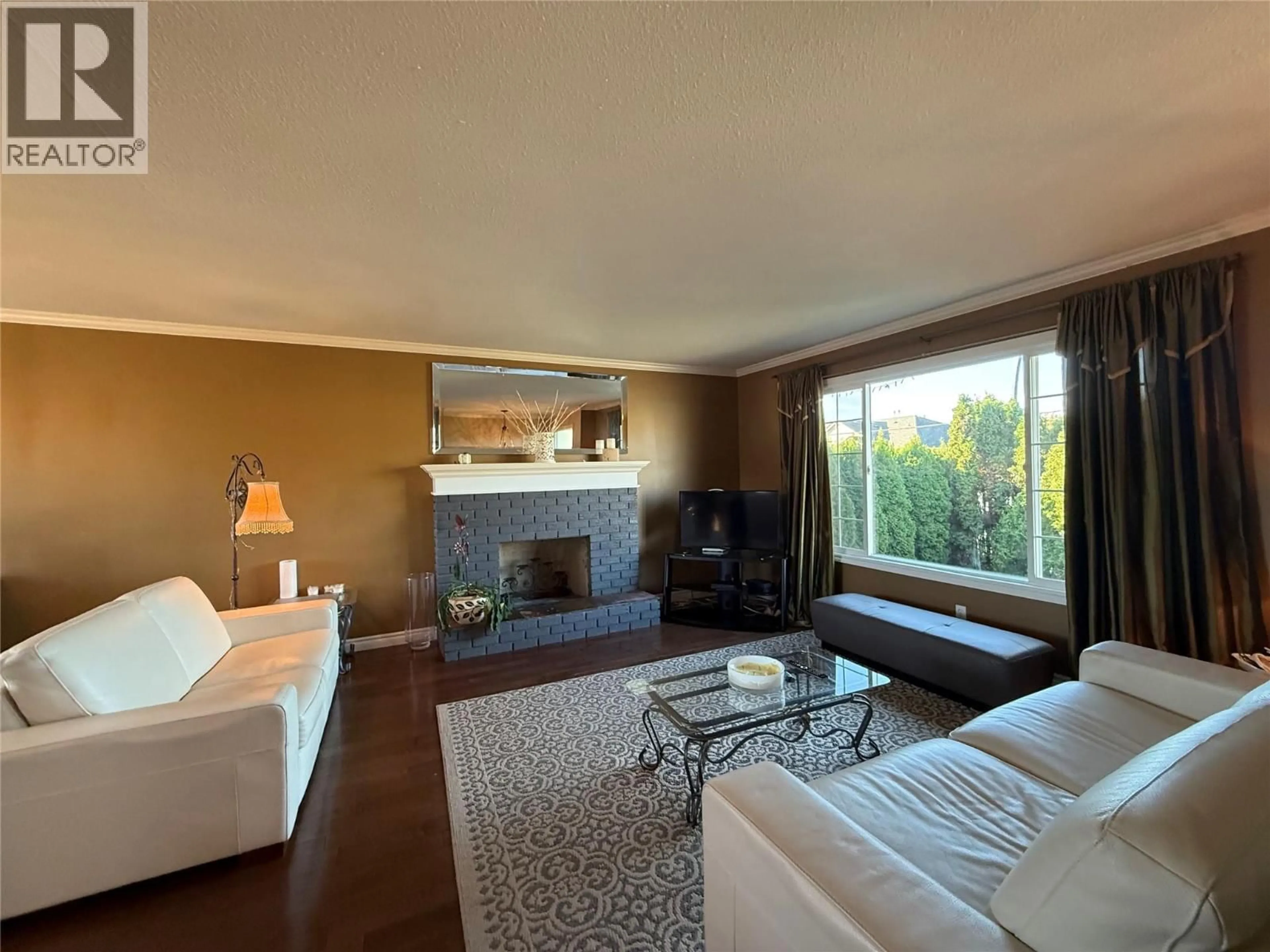 Living room with furniture, wood/laminate floor for 861 NICOLANI STREET, Kamloops British Columbia V2B8C6