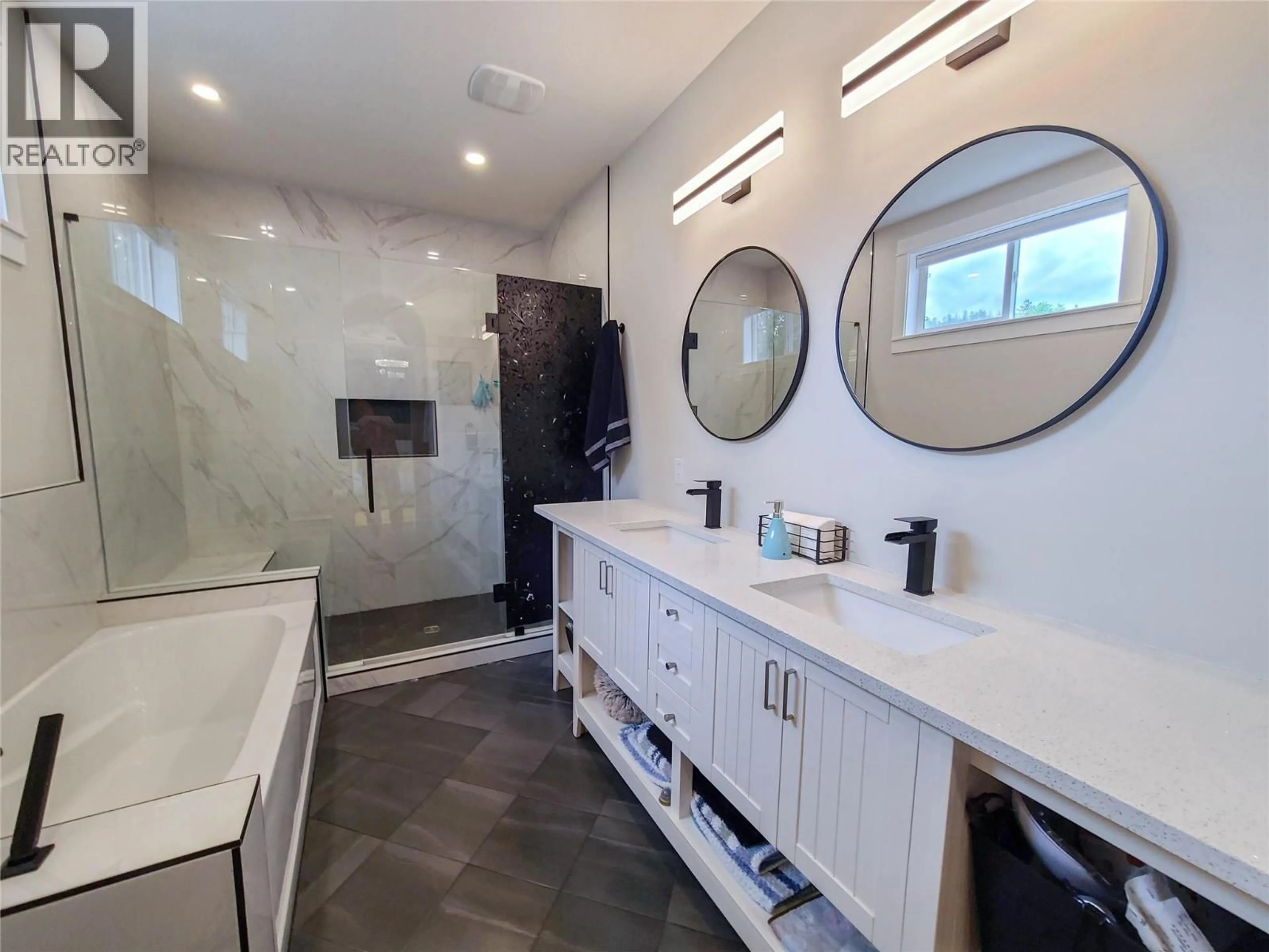 Contemporary bathroom, ceramic/tile floor for 95 - 1999 HIGHWAY 97S HIGHWAY, Kelowna British Columbia V1Z1B2
