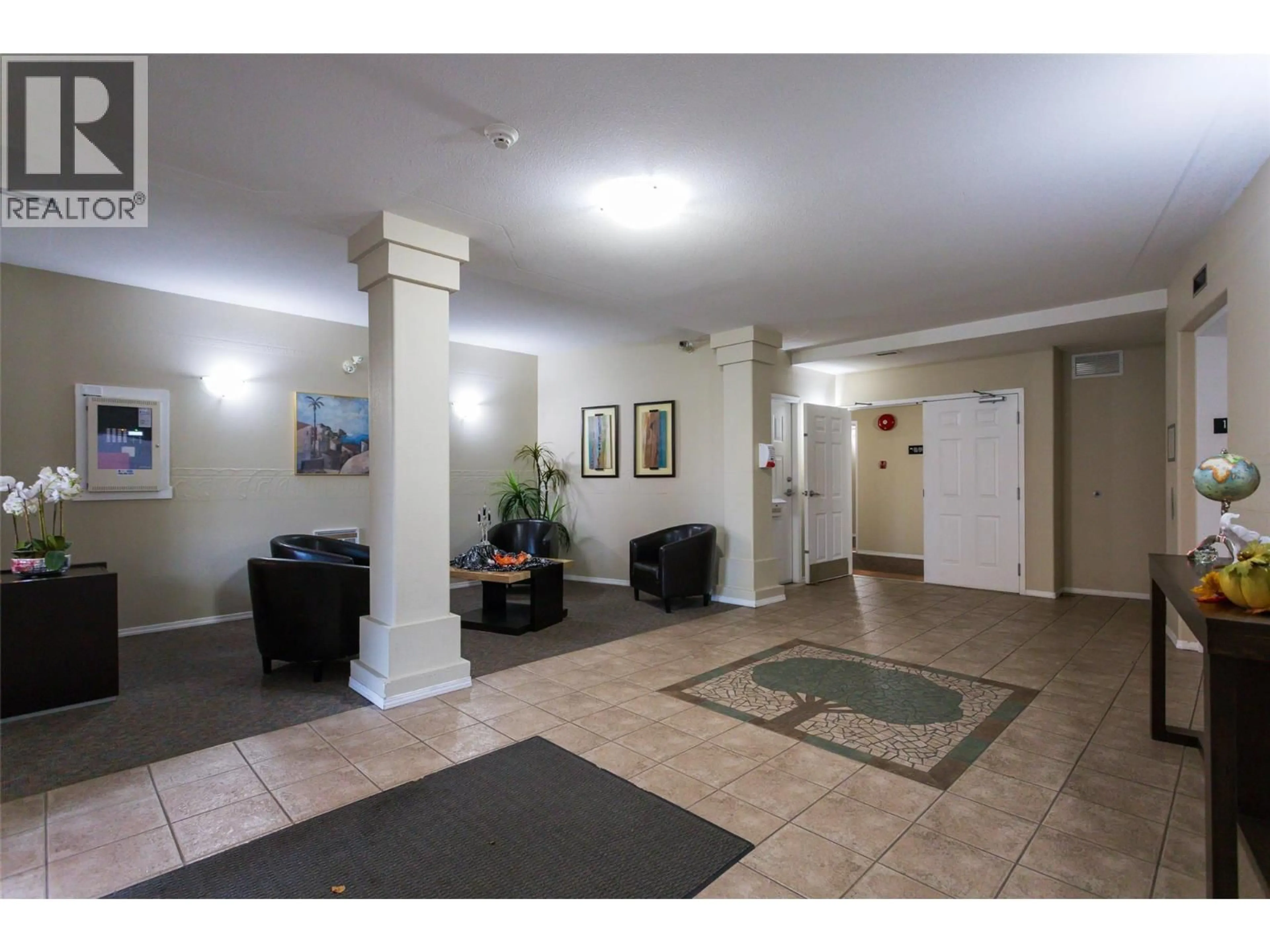 Indoor foyer for 103 - 2300 BENVOULIN ROAD, Kelowna British Columbia V1W2C6