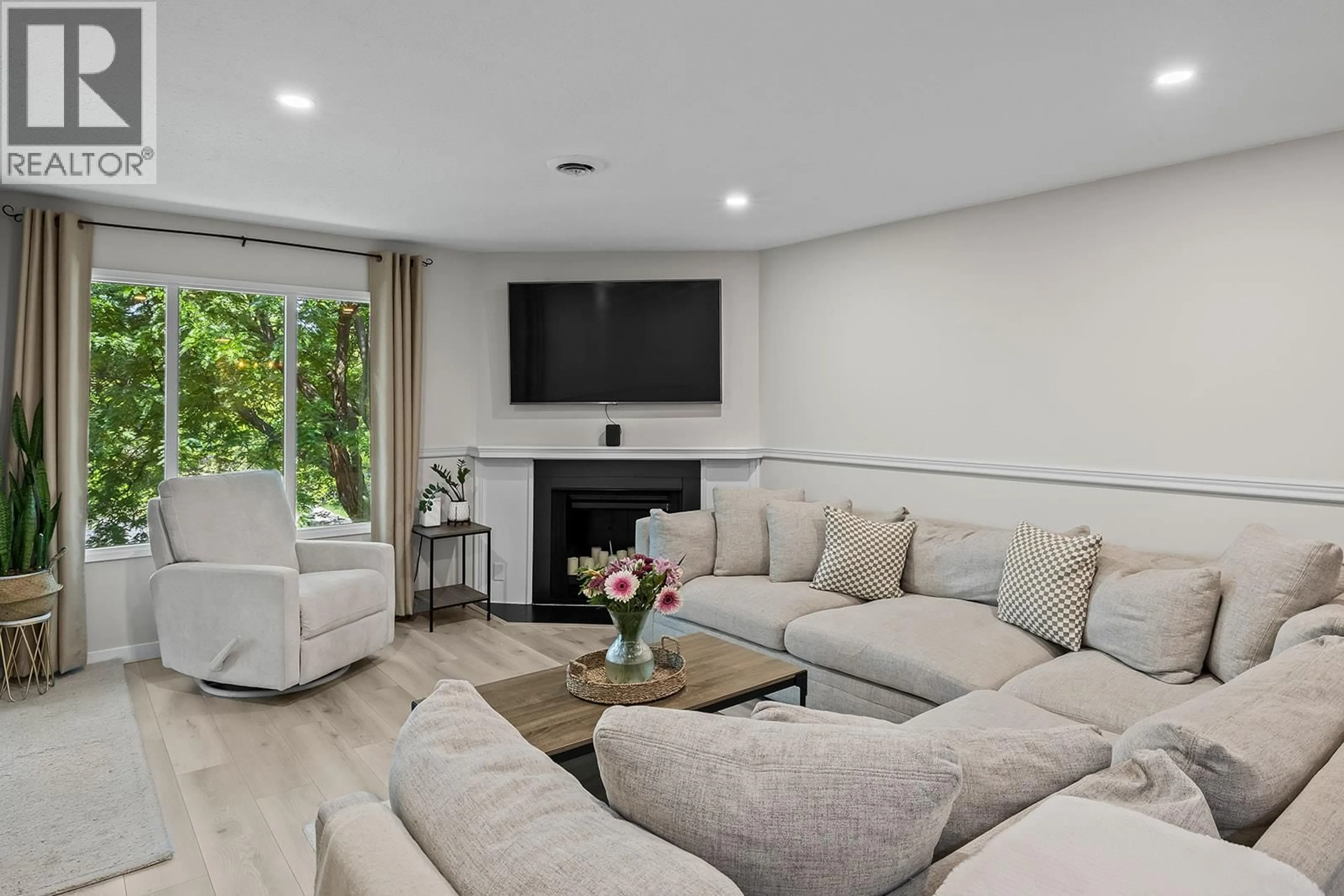 Living room with furniture, unknown for 206 - 1870 PARKINSON WAY, Kelowna British Columbia V1Y8C9