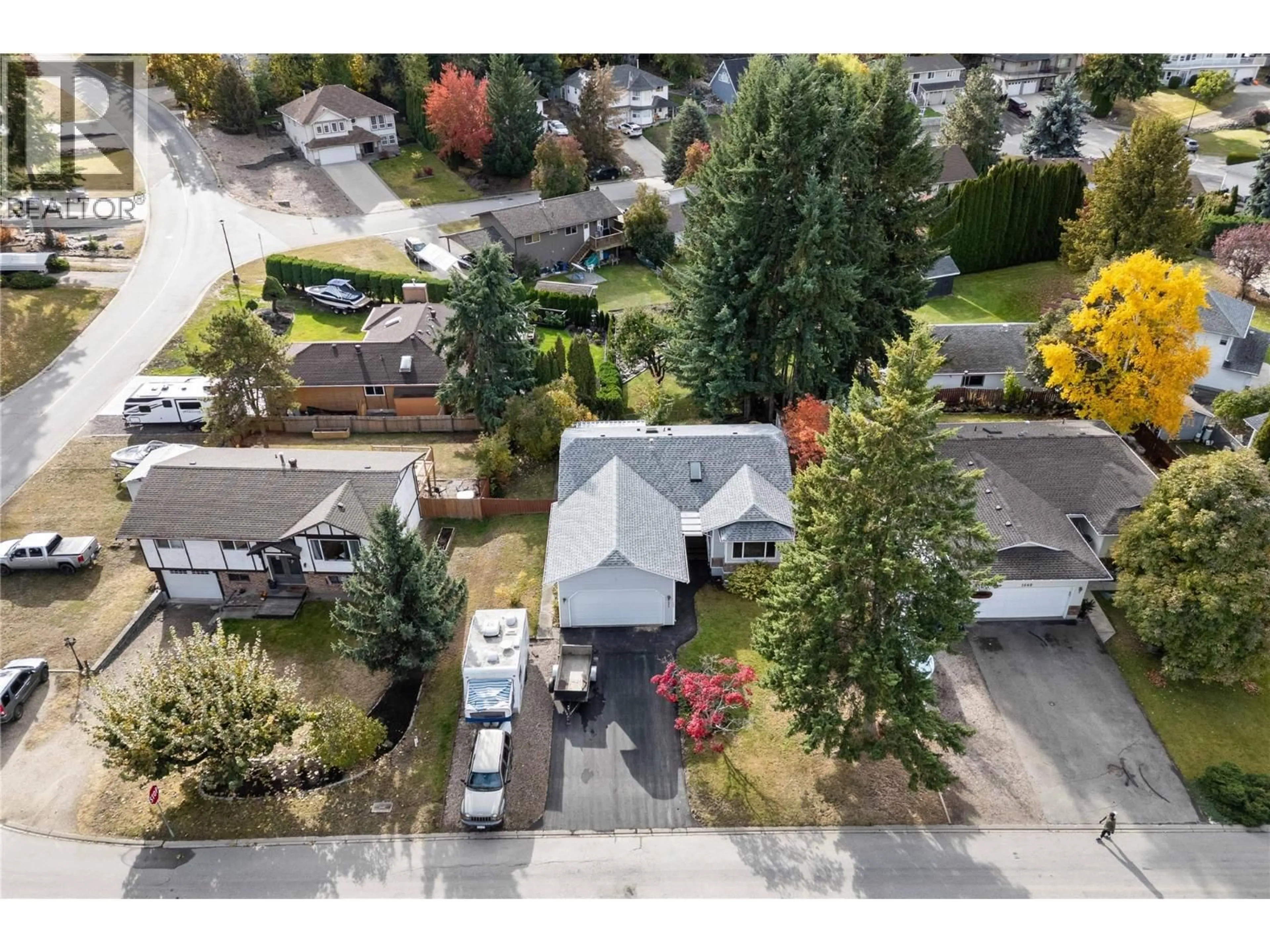 A pic from outside/outdoor area/front of a property/back of a property/a pic from drone, street for 1660 15 AVENUE SOUTHEAST, Salmon Arm British Columbia V1E2E7