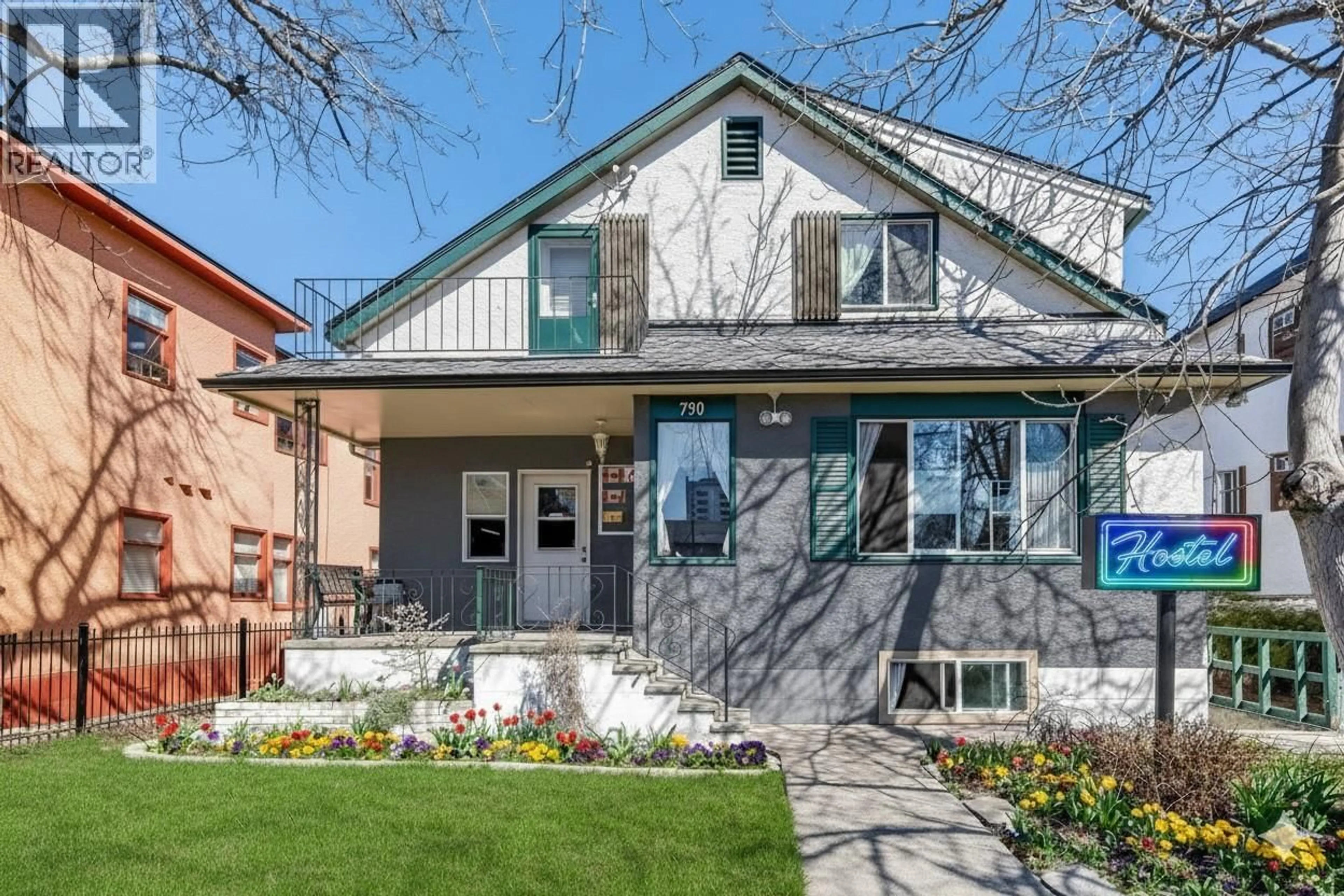 Home with brick exterior material, street for 730 BERNARD AVENUE, Kelowna British Columbia V1Y6P5