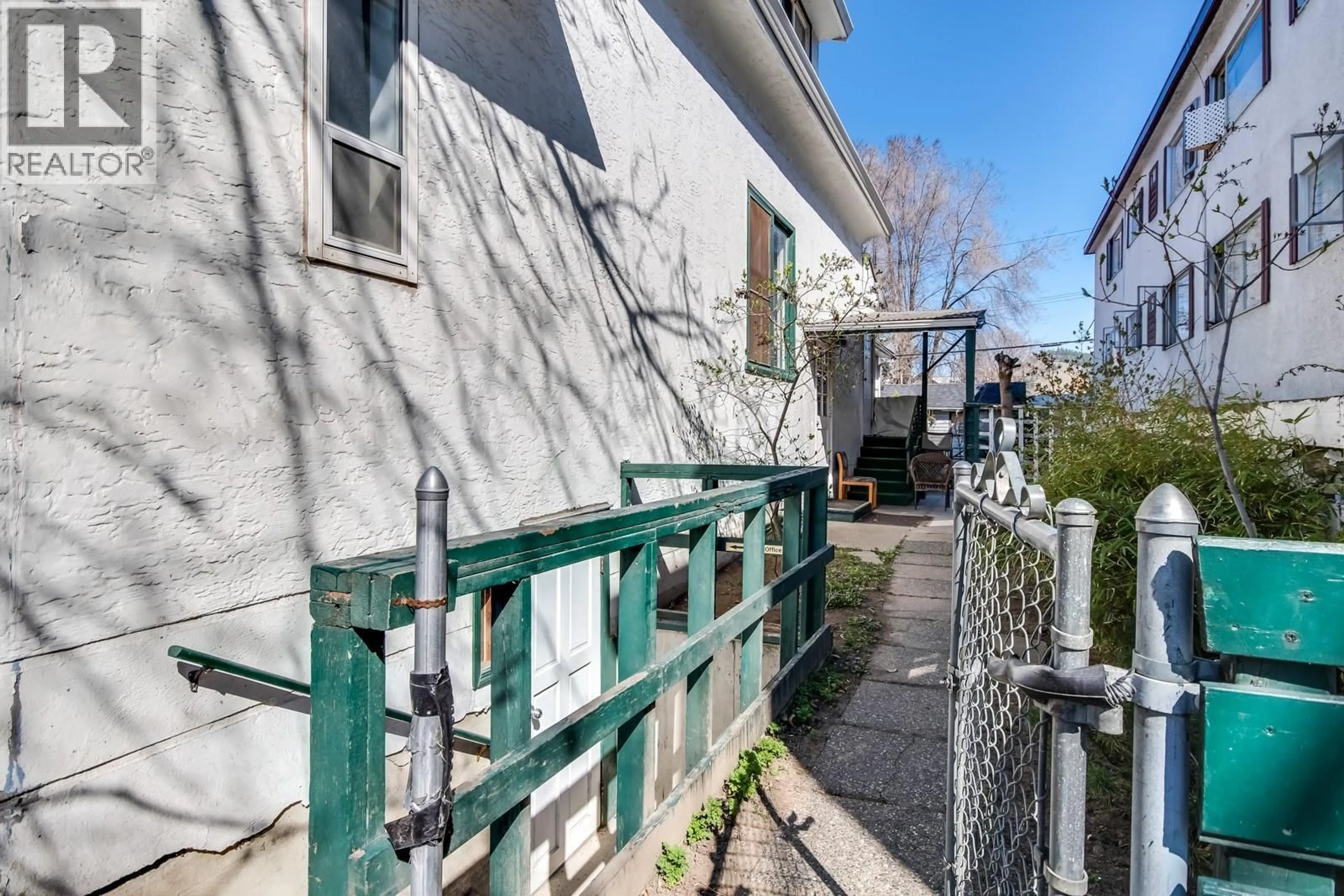 Patio, street for 730 BERNARD AVENUE, Kelowna British Columbia V1Y6P5