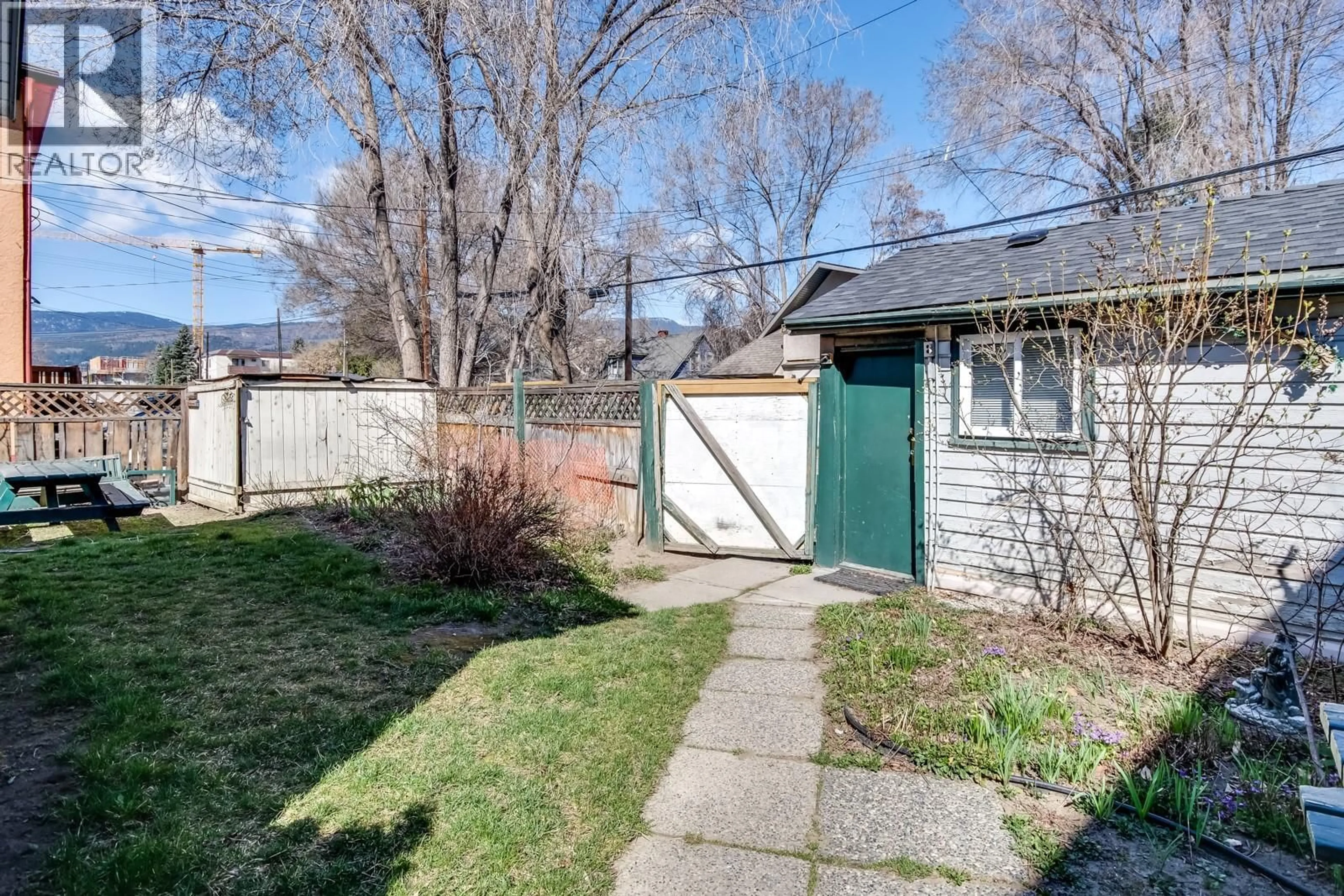 Patio, street for 730 BERNARD AVENUE, Kelowna British Columbia V1Y6P5