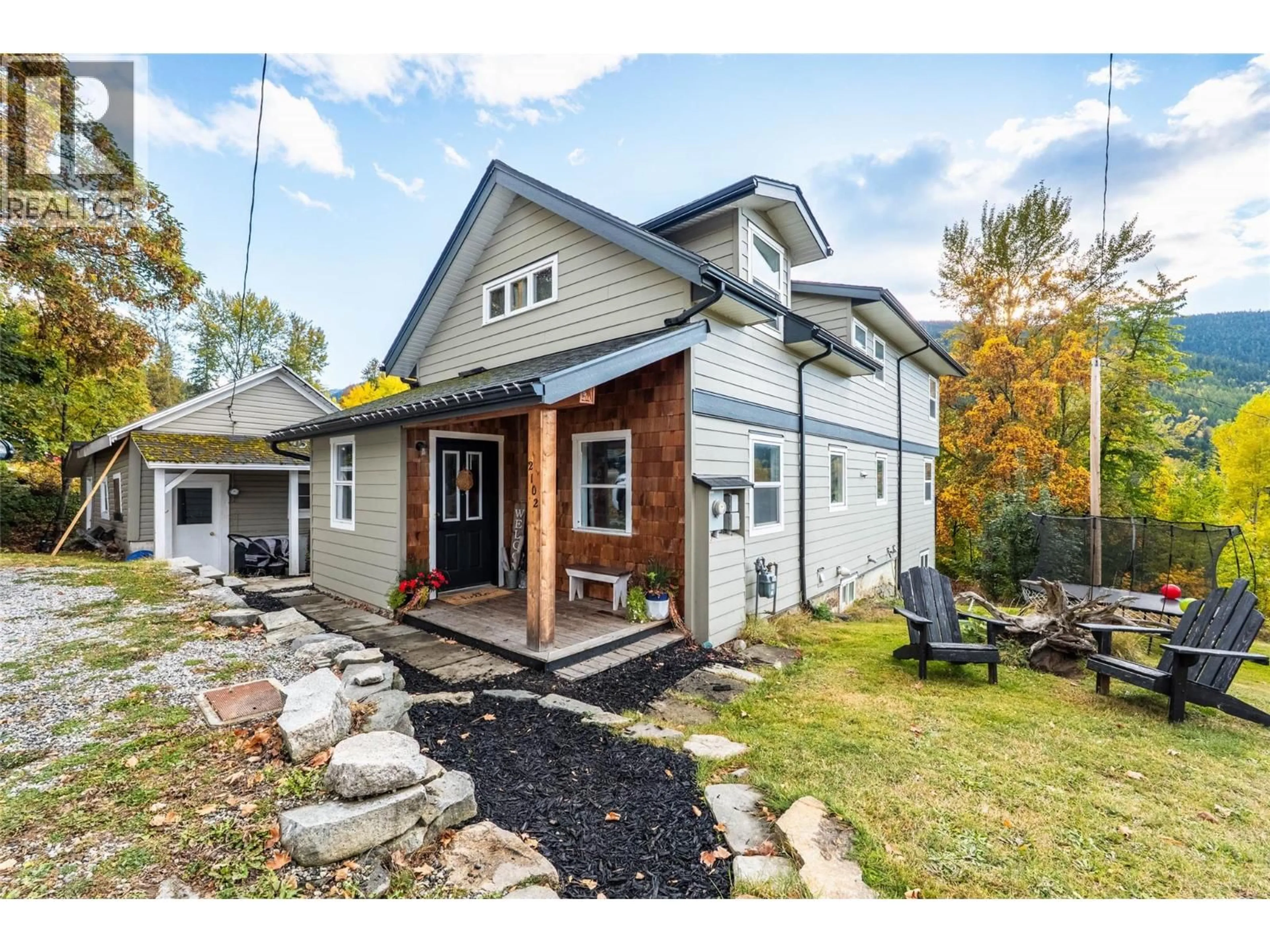 Home with vinyl exterior material, street for 2102 FALLS STREET, Nelson British Columbia V1L1K4