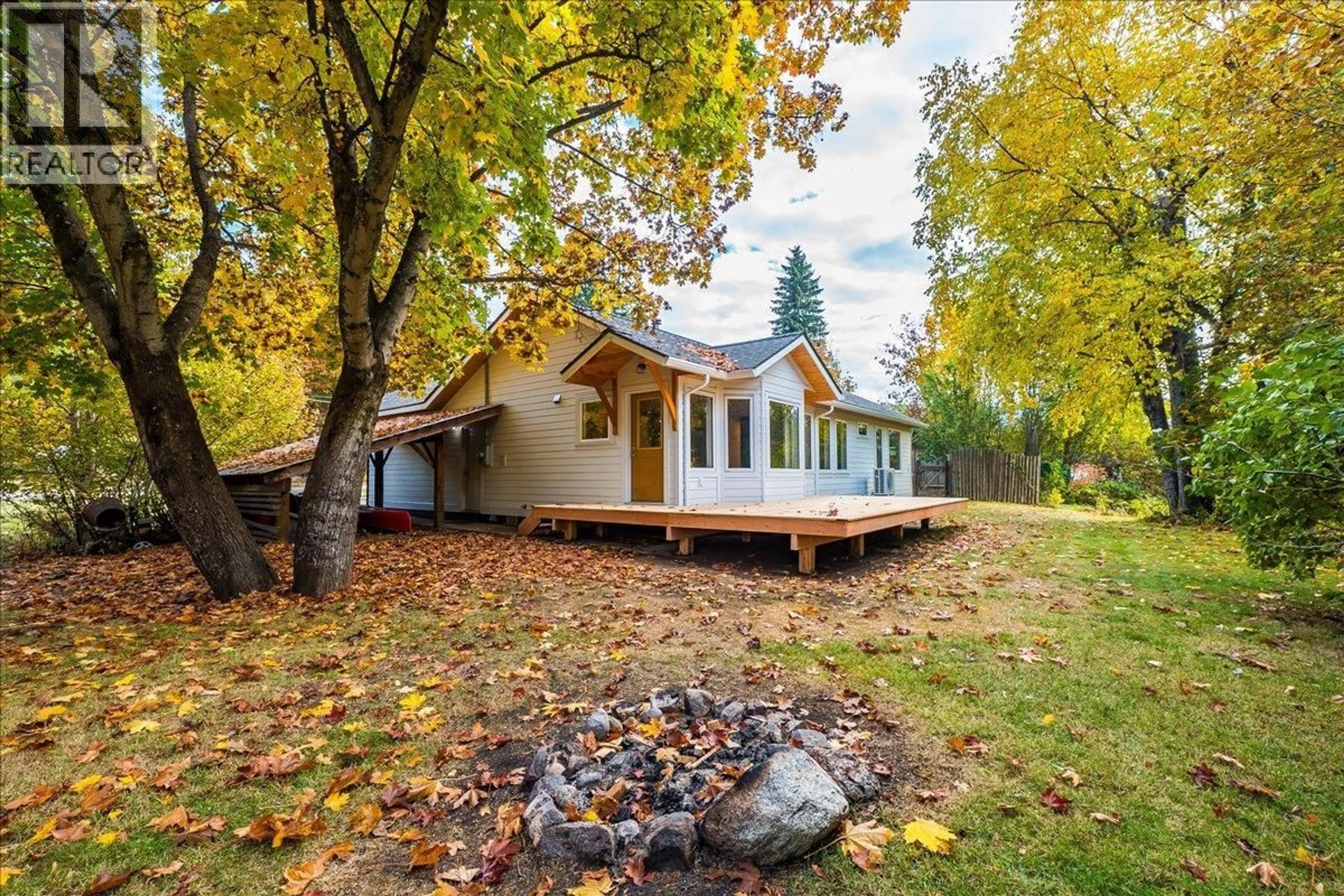 Home with vinyl exterior material, water/lake/river/ocean view for 603 MAIN STREET, Slocan British Columbia V0G2C0