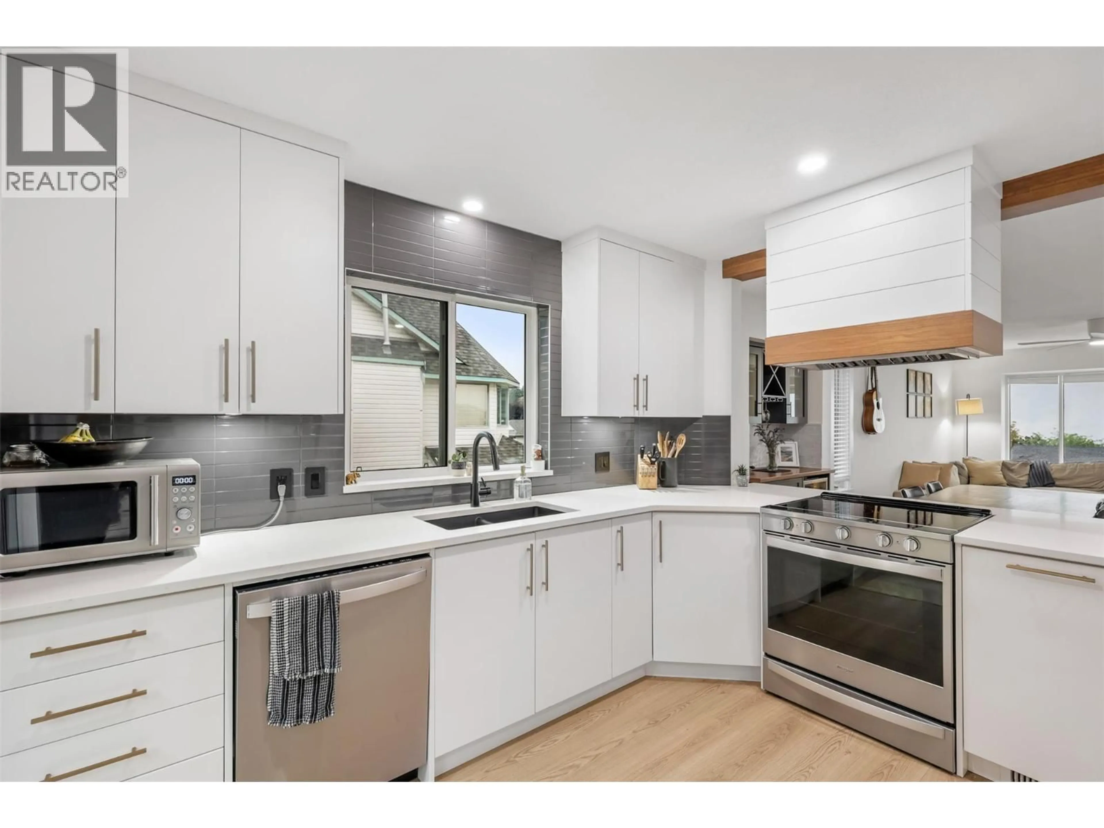 Contemporary kitchen, unknown for 2753 QU'APPELLE BOULEVARD, Kamloops British Columbia V2E2J9