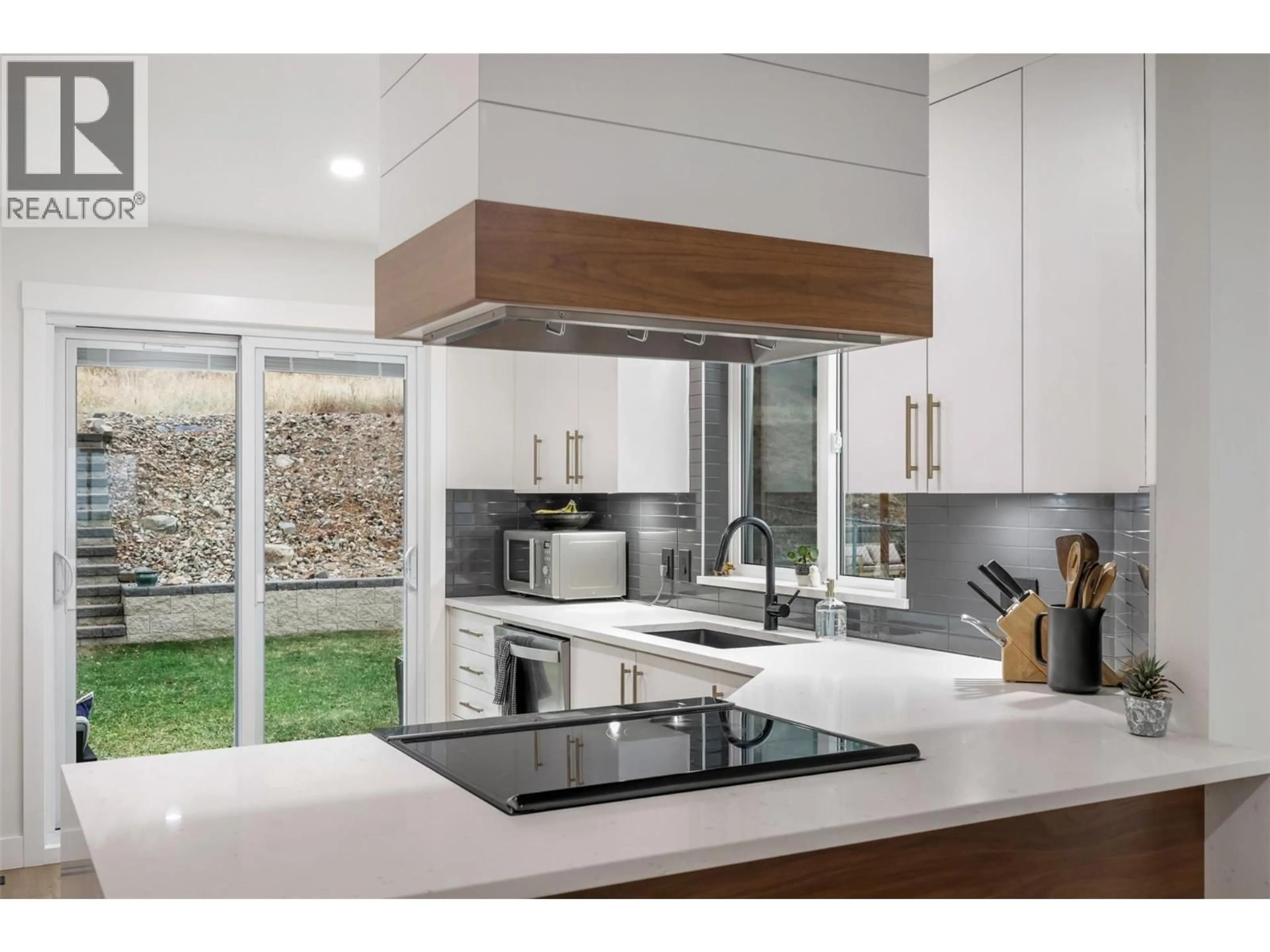 Contemporary kitchen, unknown for 2753 QU'APPELLE BOULEVARD, Kamloops British Columbia V2E2J9