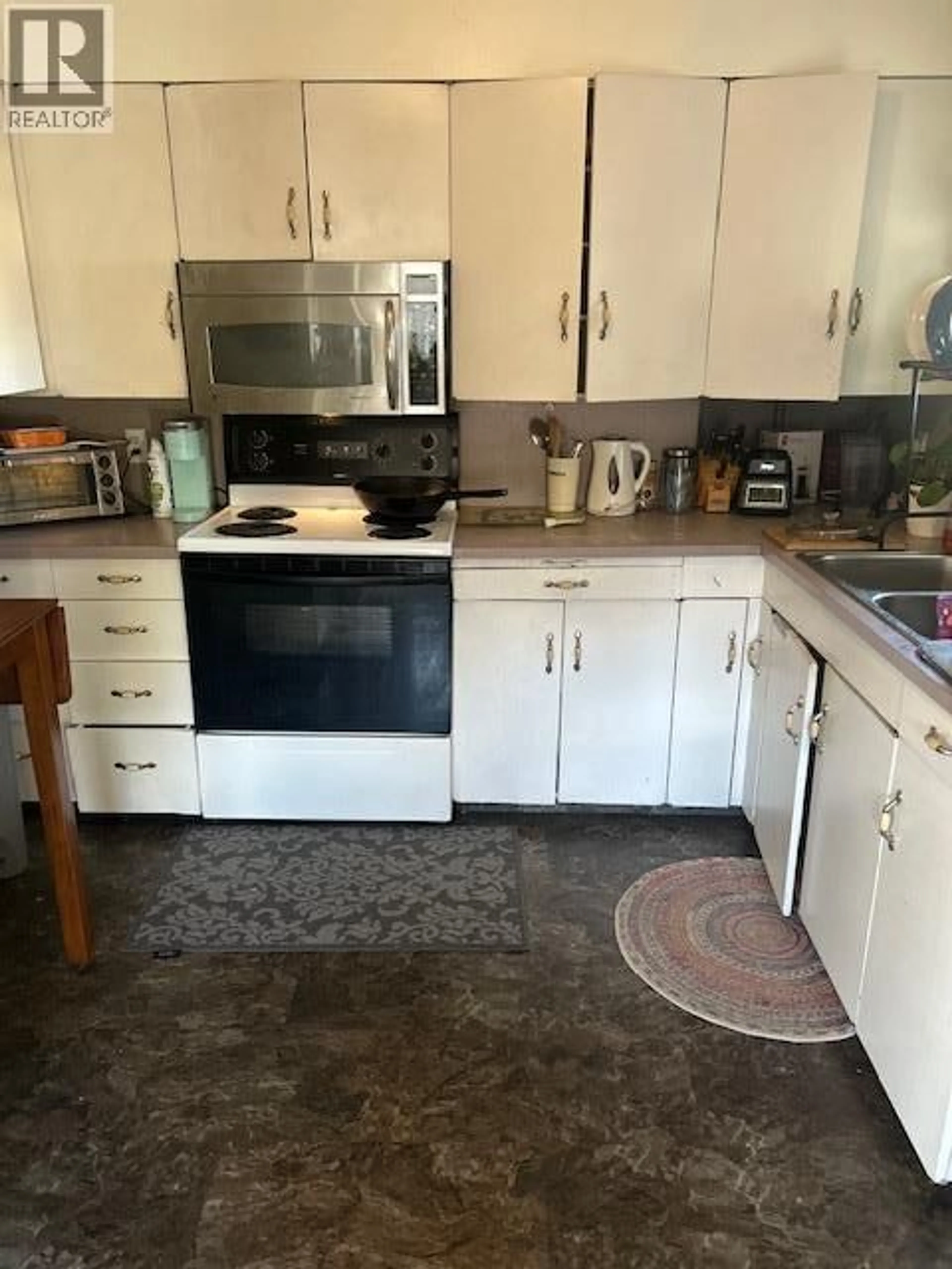 Standard kitchen, unknown for 3531 LAKESHORE ROAD, Kelowna British Columbia V1W3K1