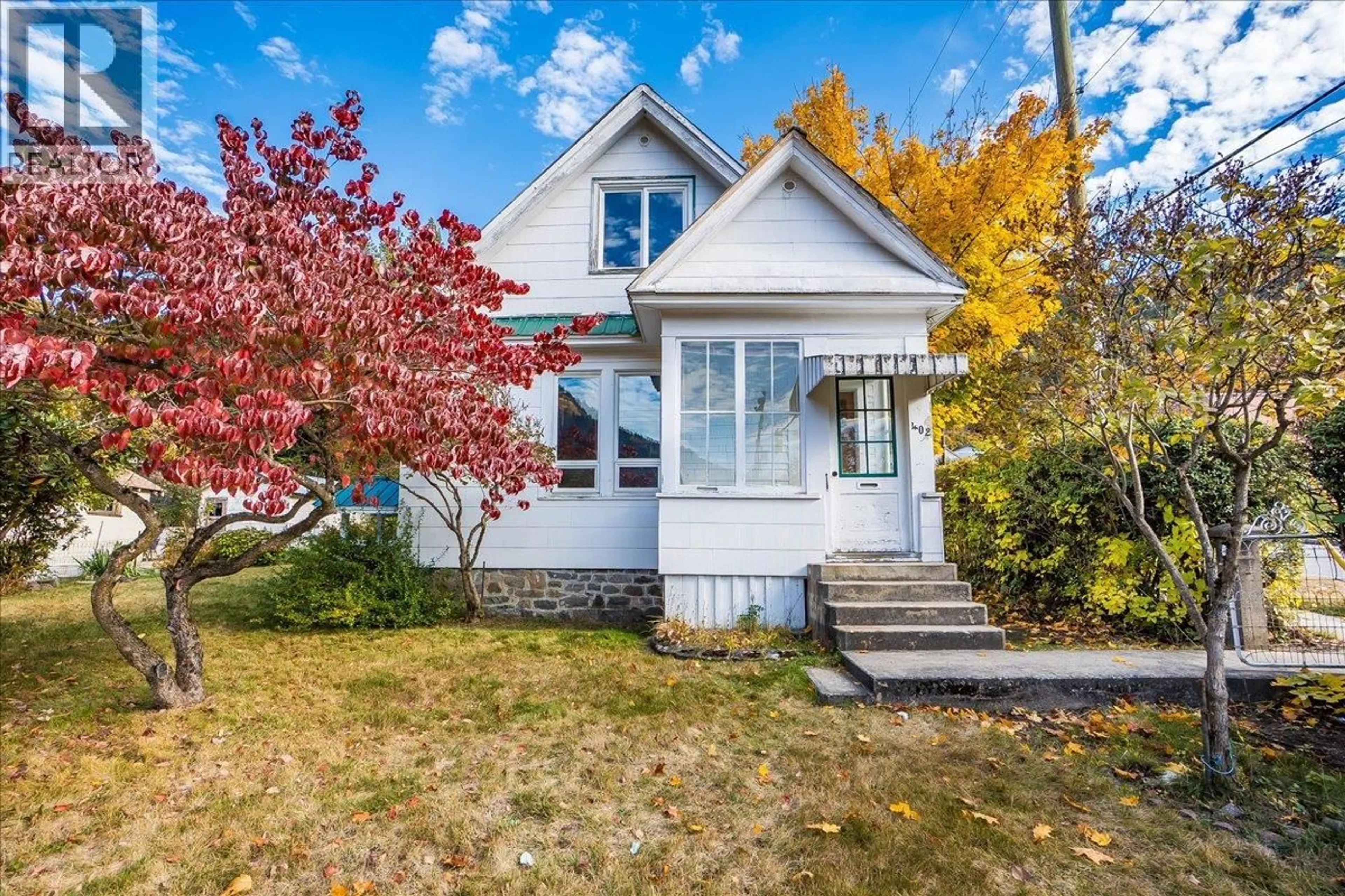 Home with vinyl exterior material, street for 402 NELSON AVENUE, Nelson British Columbia V1L2M9