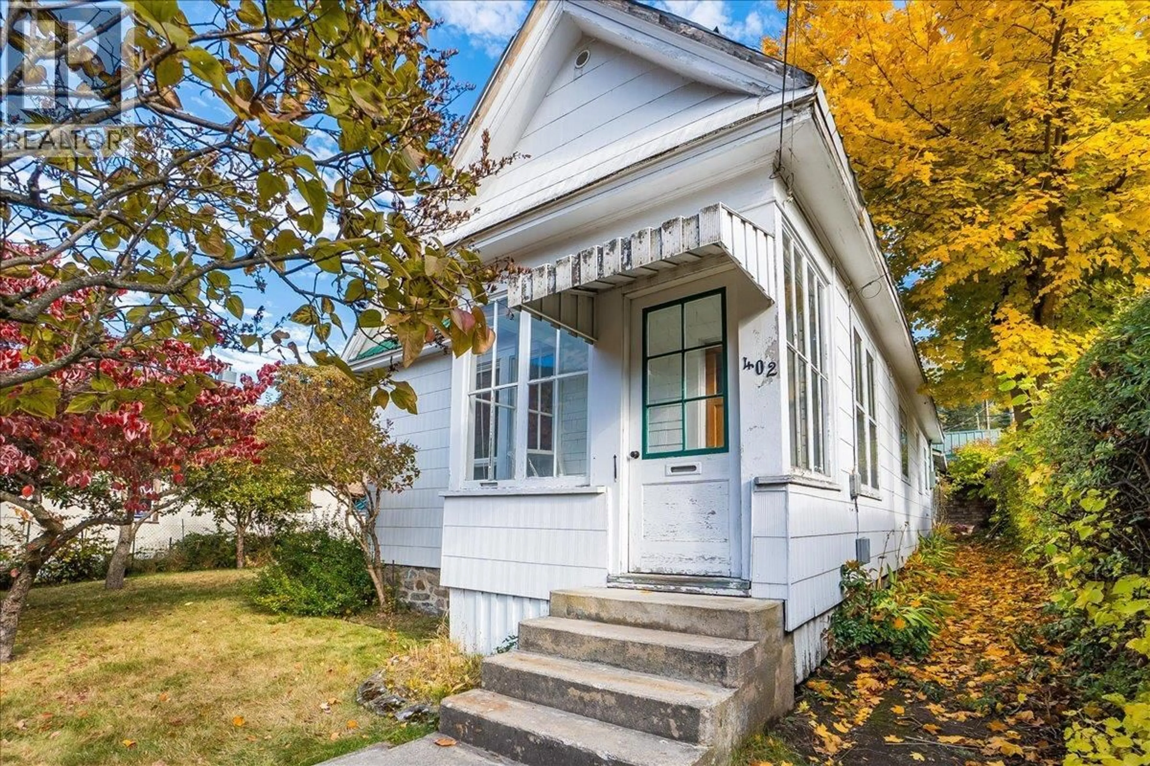 Home with vinyl exterior material, street for 402 NELSON AVENUE, Nelson British Columbia V1L2M9