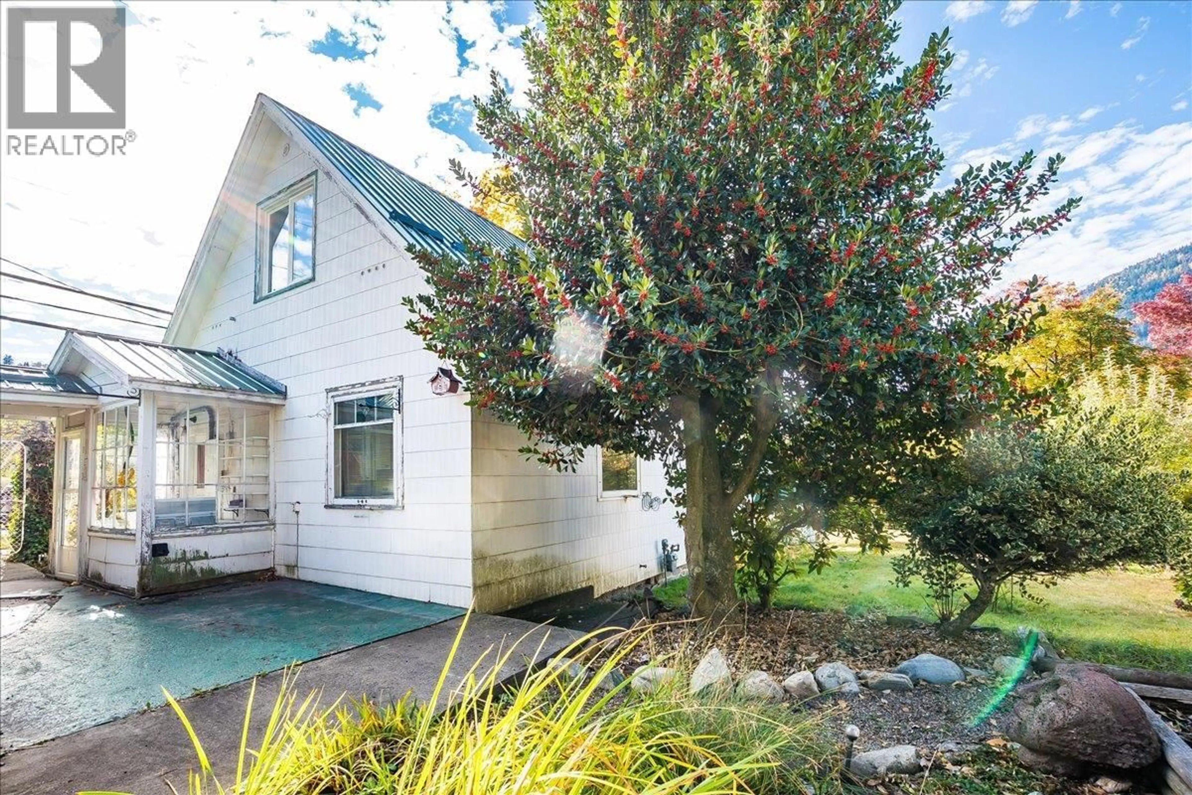 A pic from outside/outdoor area/front of a property/back of a property/a pic from drone, street for 402 NELSON AVENUE, Nelson British Columbia V1L2M9