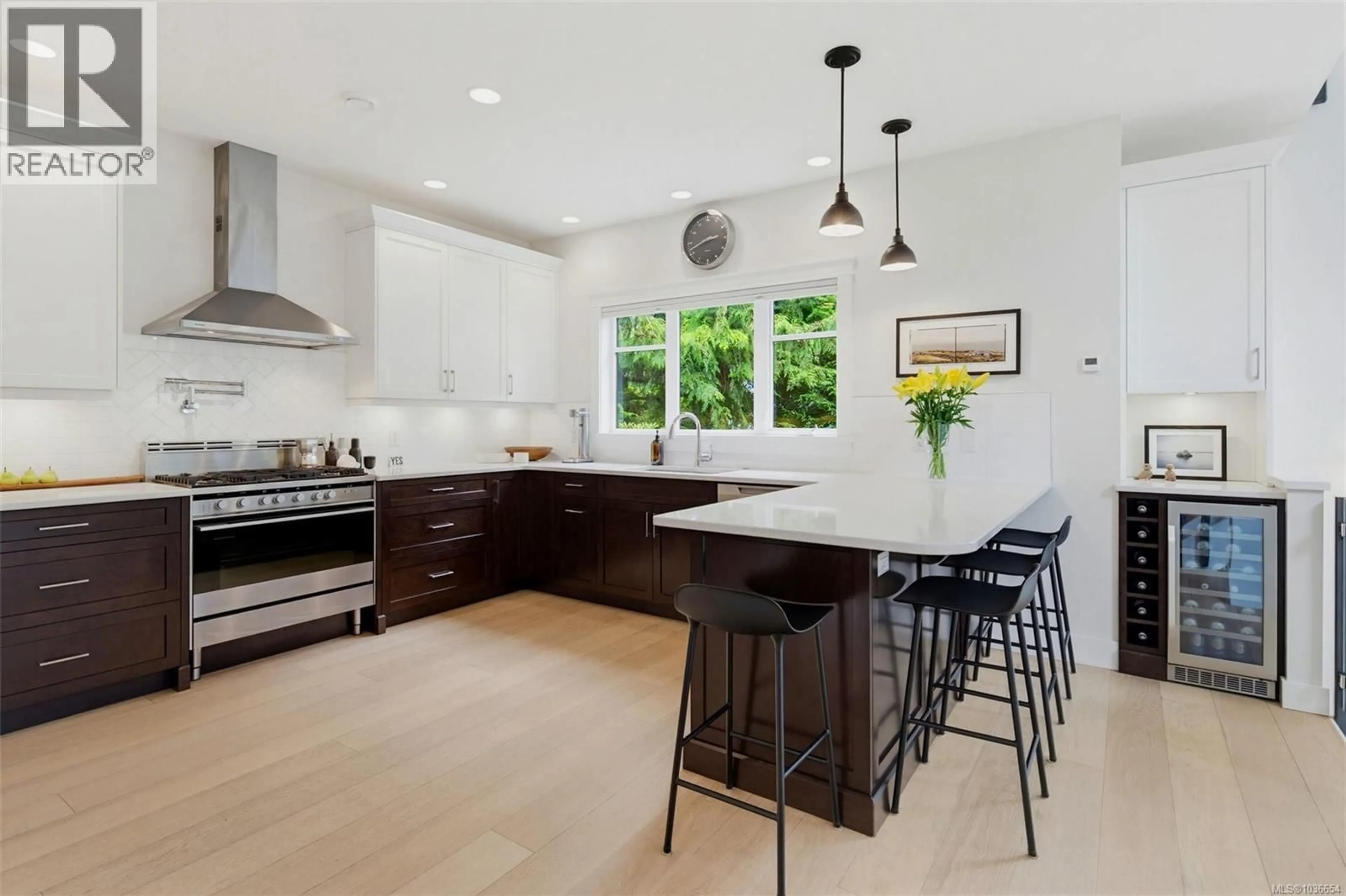 Contemporary kitchen, unknown for 1217 HEWLETT PLACE, Oak Bay British Columbia V8S4P6
