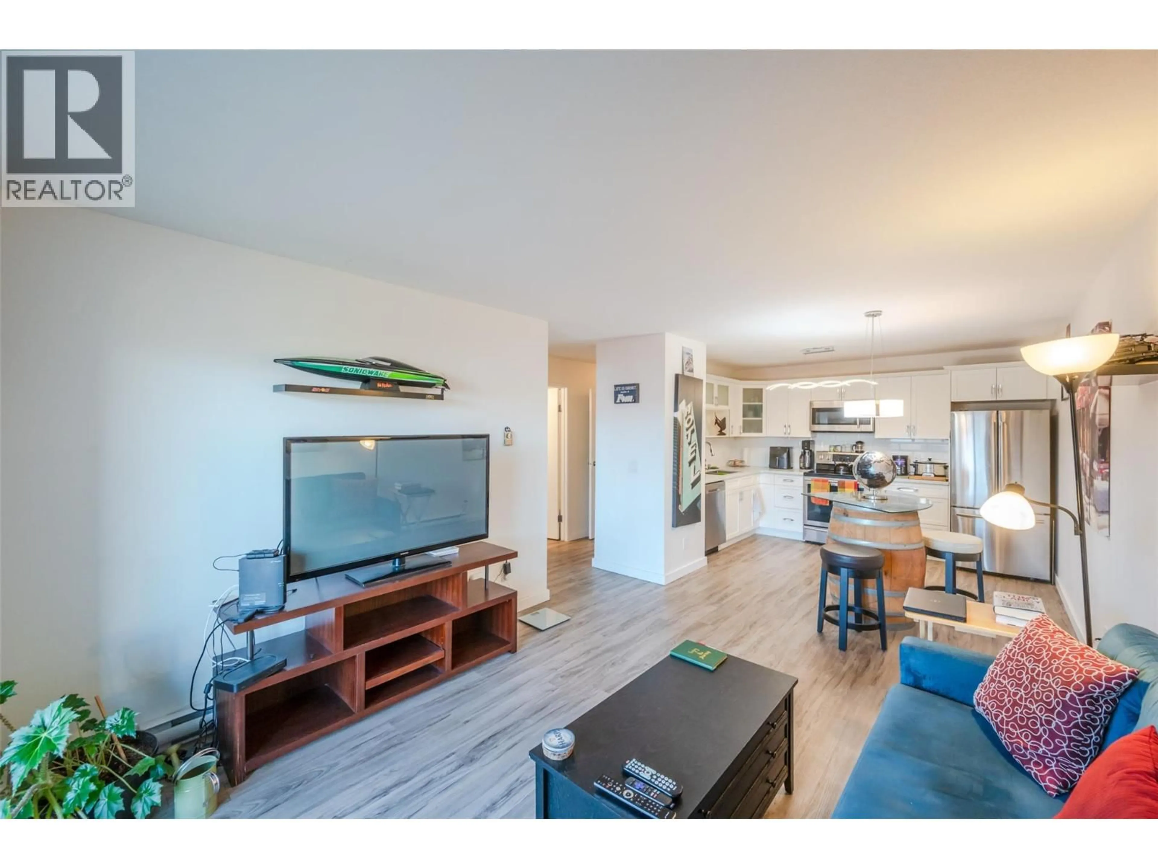 Living room with furniture, wood/laminate floor for 411 - 130 SKAHA PLACE, Penticton British Columbia V2A7J6