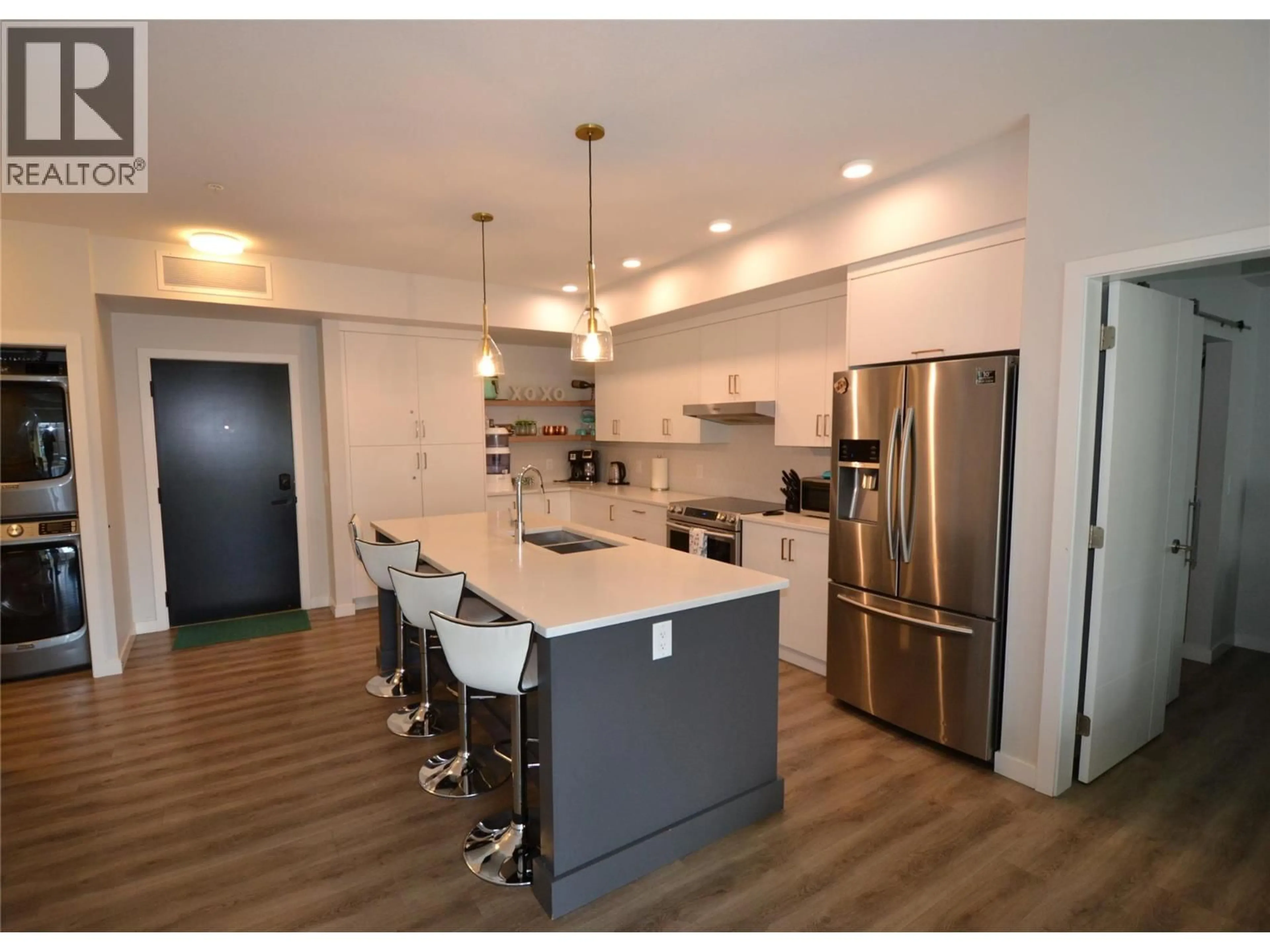 Open concept kitchen, wood/laminate floor for 209 - 1215 ST PAUL STREET, Kelowna British Columbia V1Y2C7