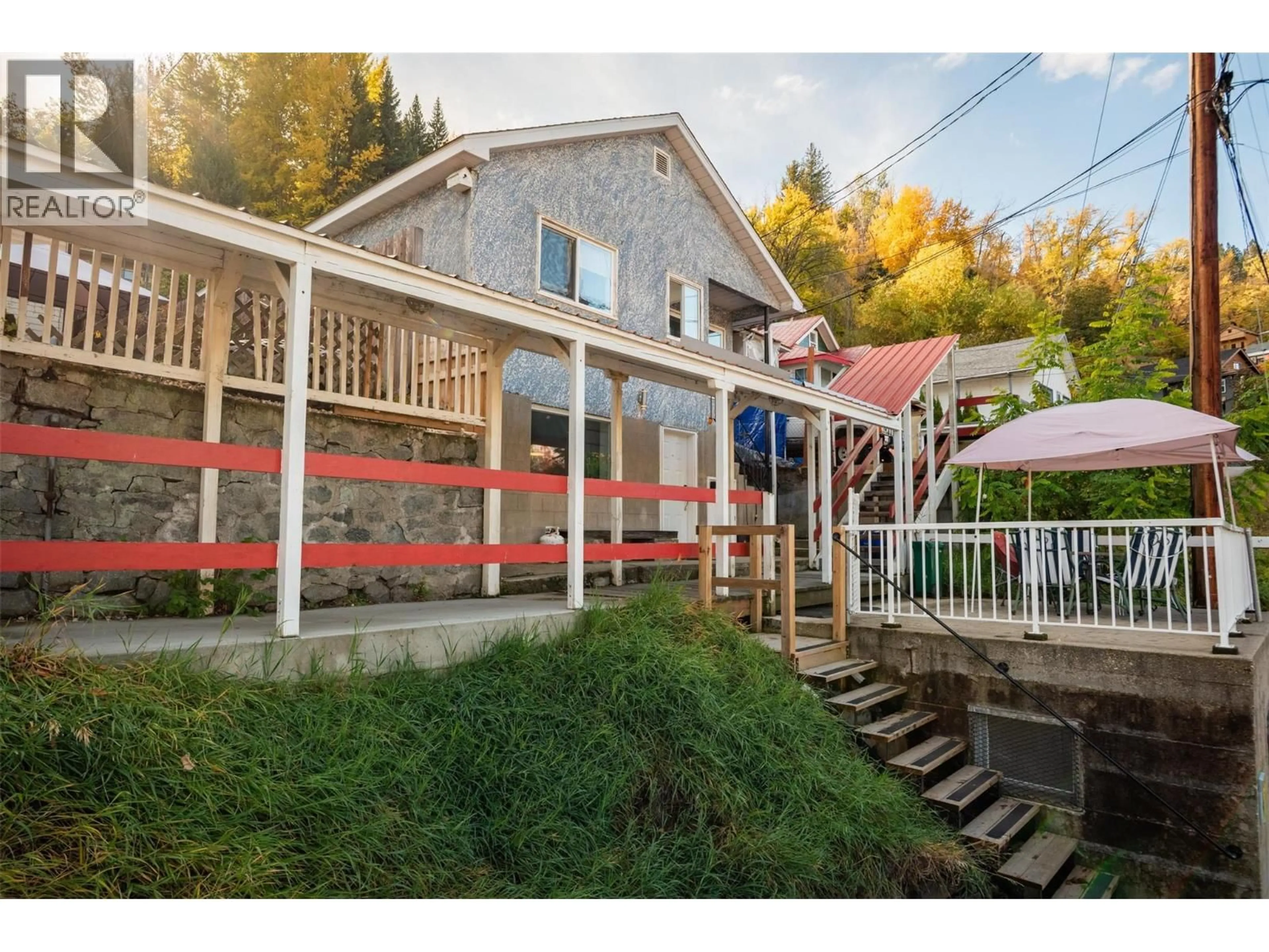 A pic from outside/outdoor area/front of a property/back of a property/a pic from drone, unknown for 680 HENDRY STREET, Trail British Columbia V1R3J3