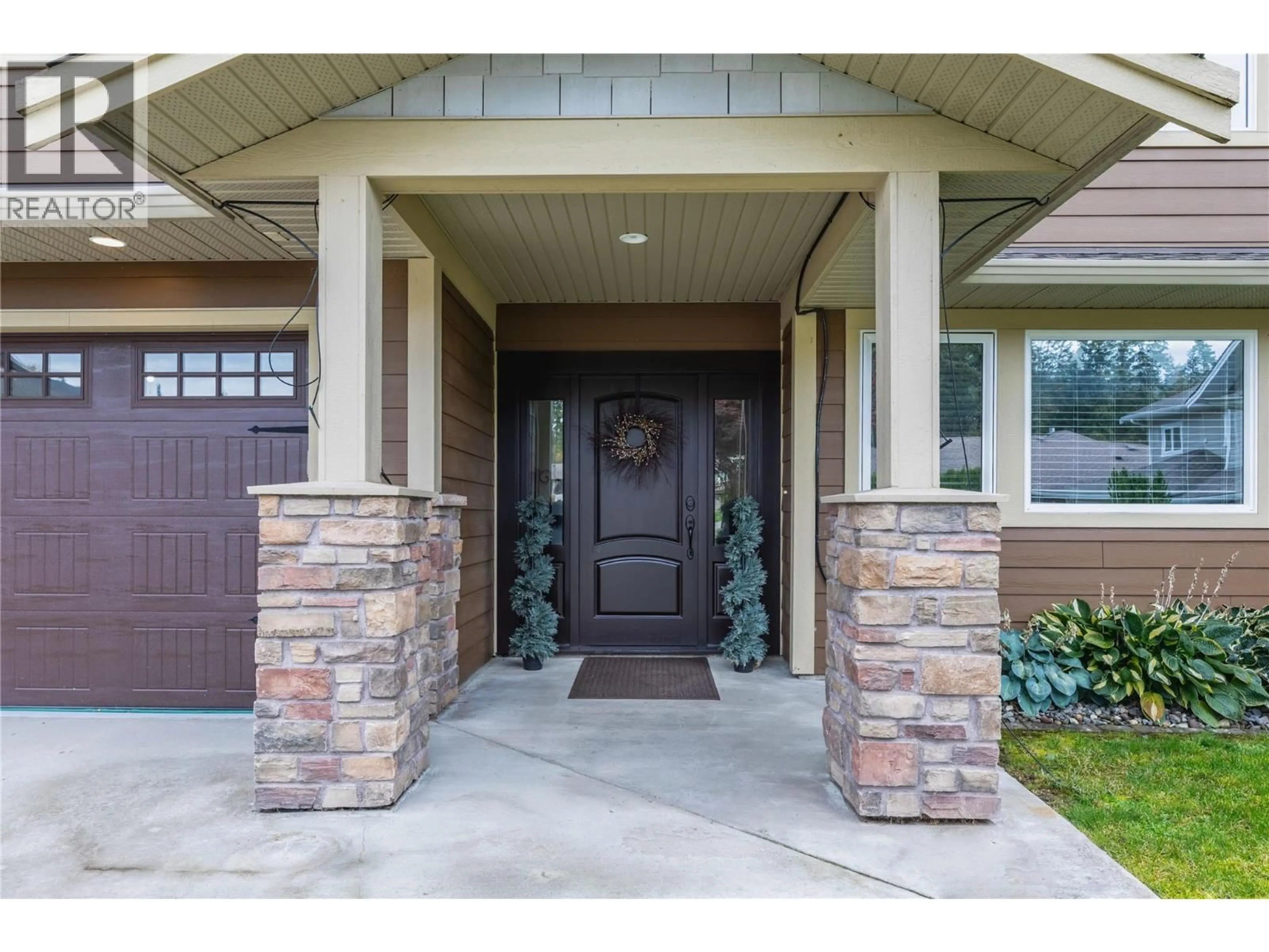 Indoor entryway for 14 - 1581 20 STREET NORTHEAST, Salmon Arm British Columbia V1E0A7