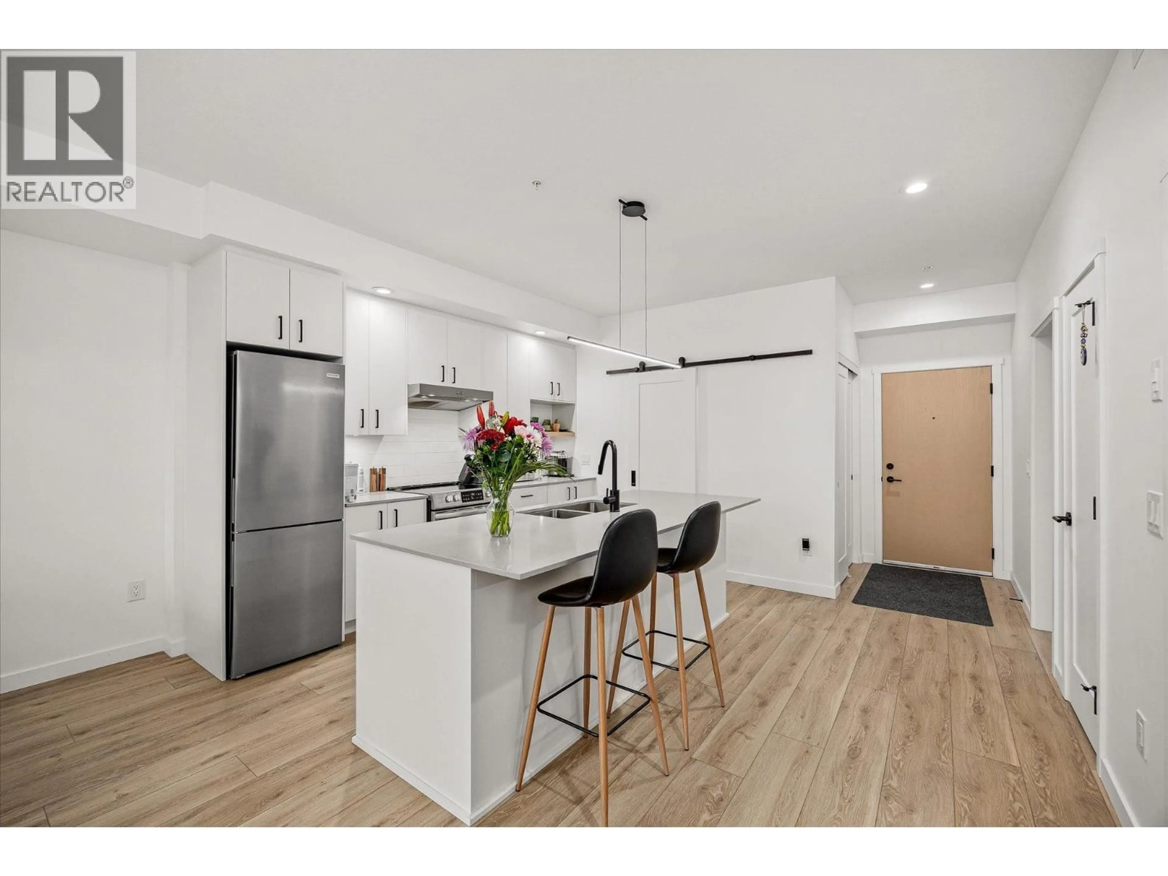 Open concept kitchen, wood/laminate floor for 313 - 660 CAWSTON AVENUE, Kelowna British Columbia V1Y6Z4