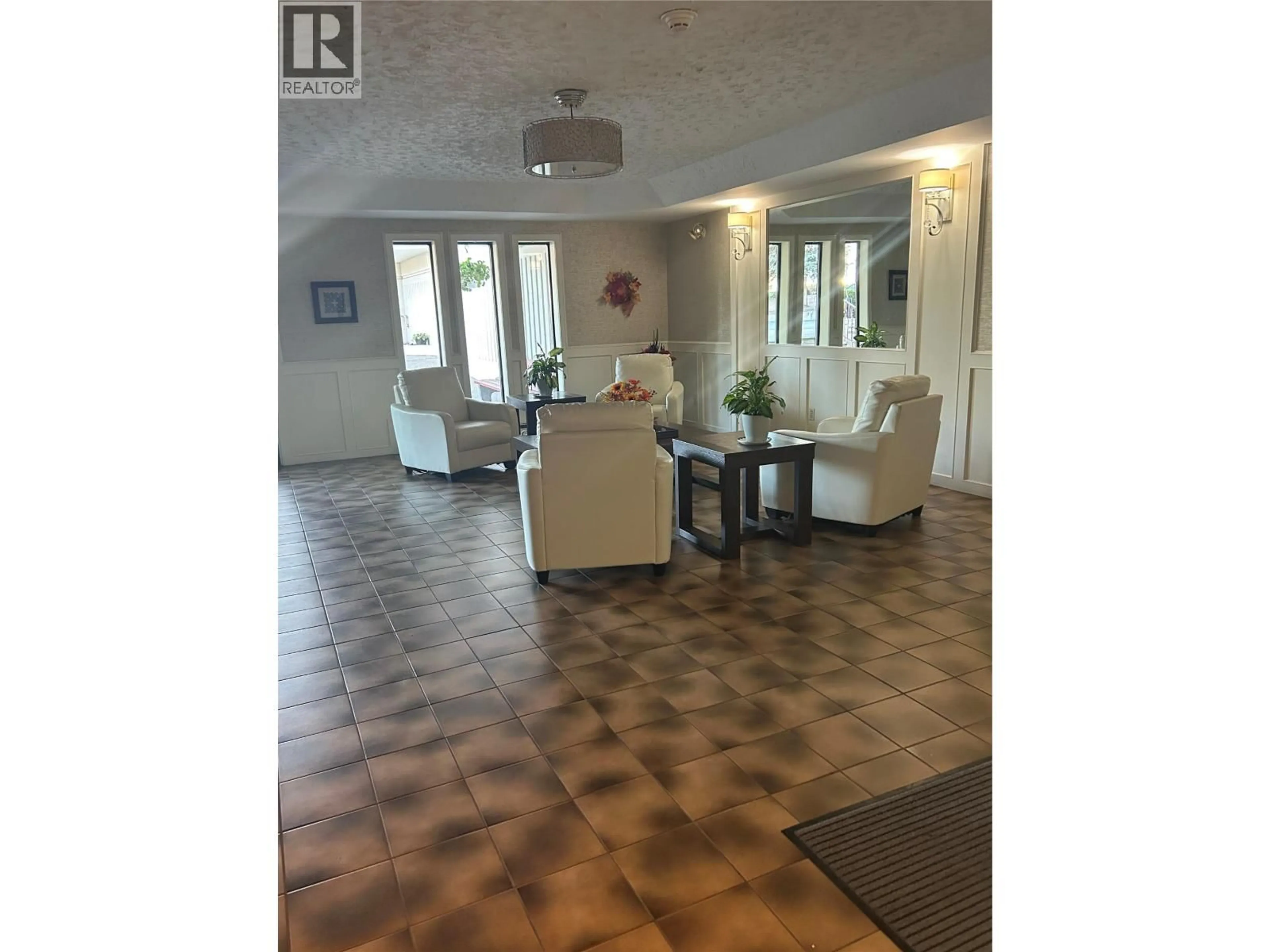 Indoor foyer for 306 - 2110 HOY STREET, Kelowna British Columbia V1Y8T4