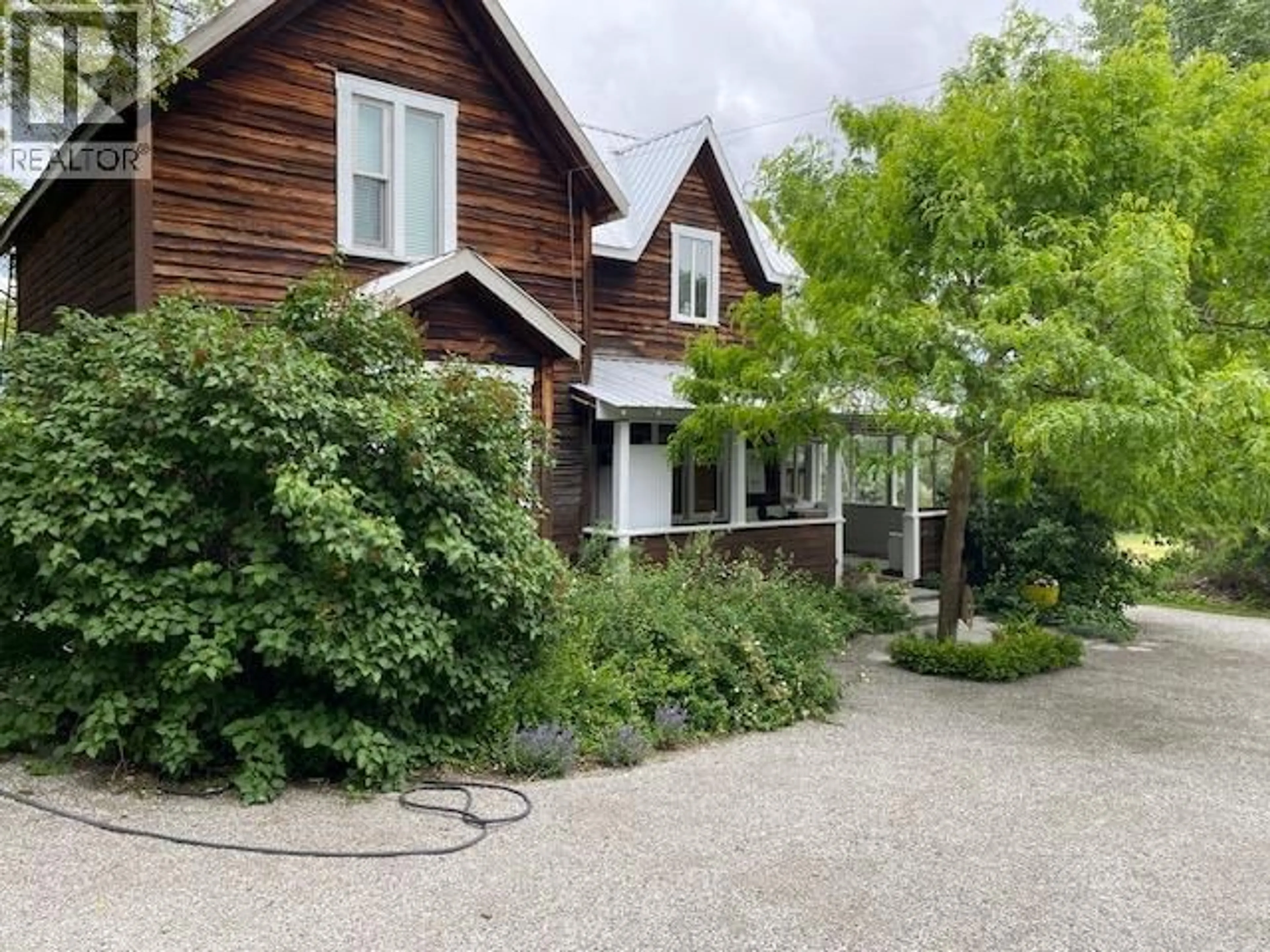 A pic from outside/outdoor area/front of a property/back of a property/a pic from drone, street for 4462 SALMON RIVER ROAD, Spallumcheen British Columbia V4Y0W7