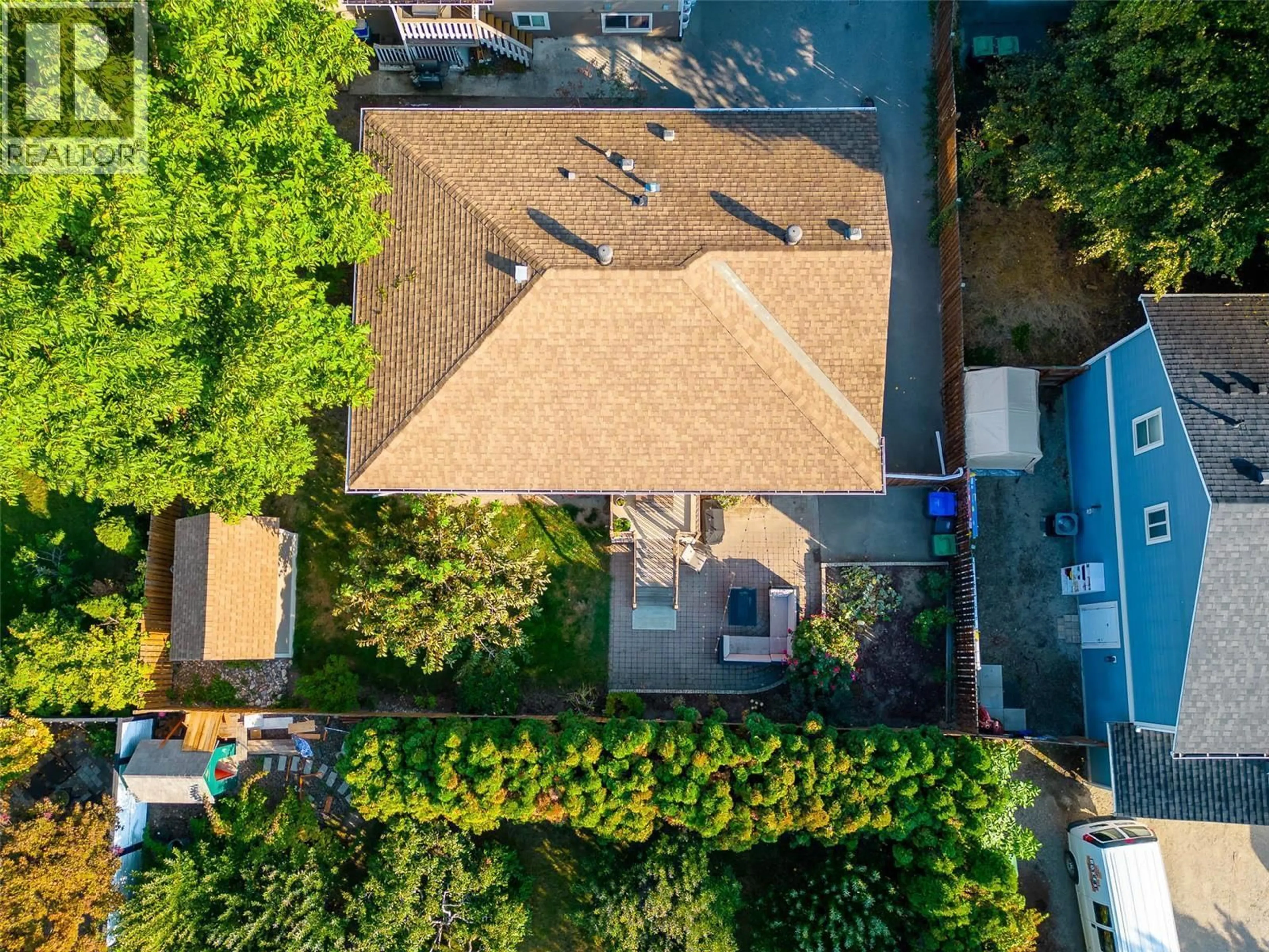A pic from outside/outdoor area/front of a property/back of a property/a pic from drone, street for 855 SAUCIER AVENUE, Kelowna British Columbia V1Y6A4