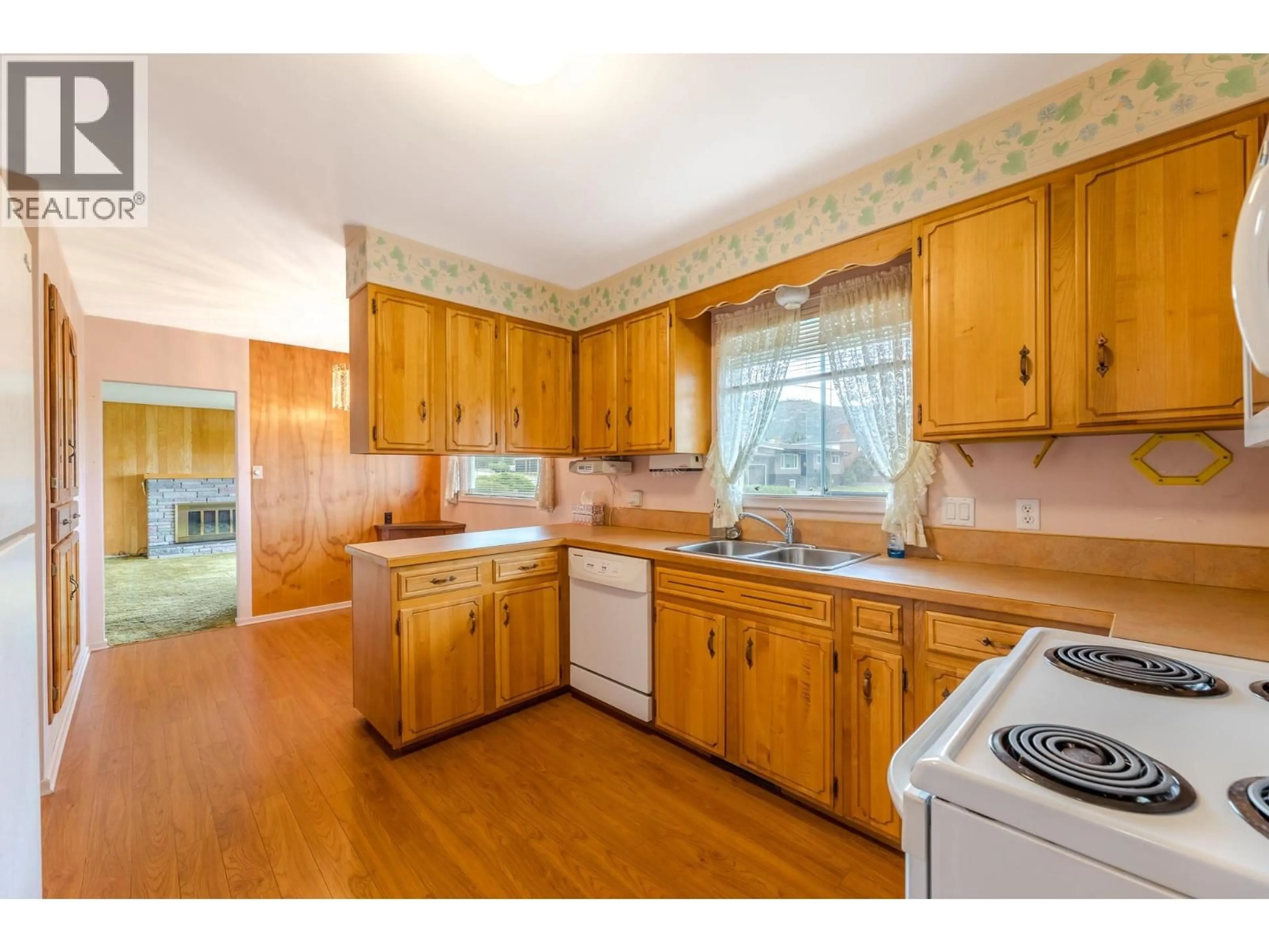 Standard kitchen, wood/laminate floor for 793 MACCLEAVE AVENUE, Penticton British Columbia V2A3C4