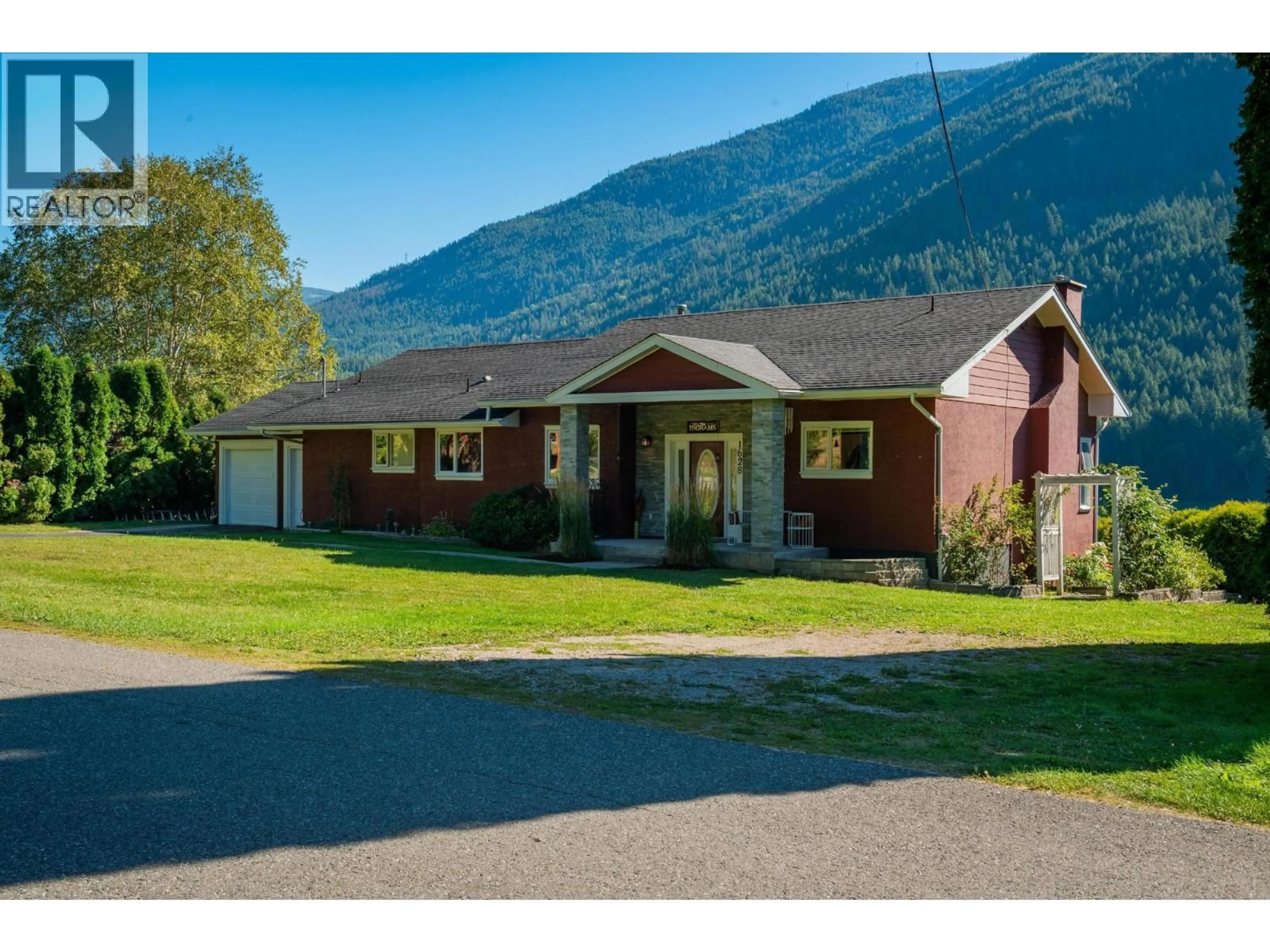 A pic from outside/outdoor area/front of a property/back of a property/a pic from drone, mountain view for 1628 THRUMS ROAD, Castlegar British Columbia V1N4R7