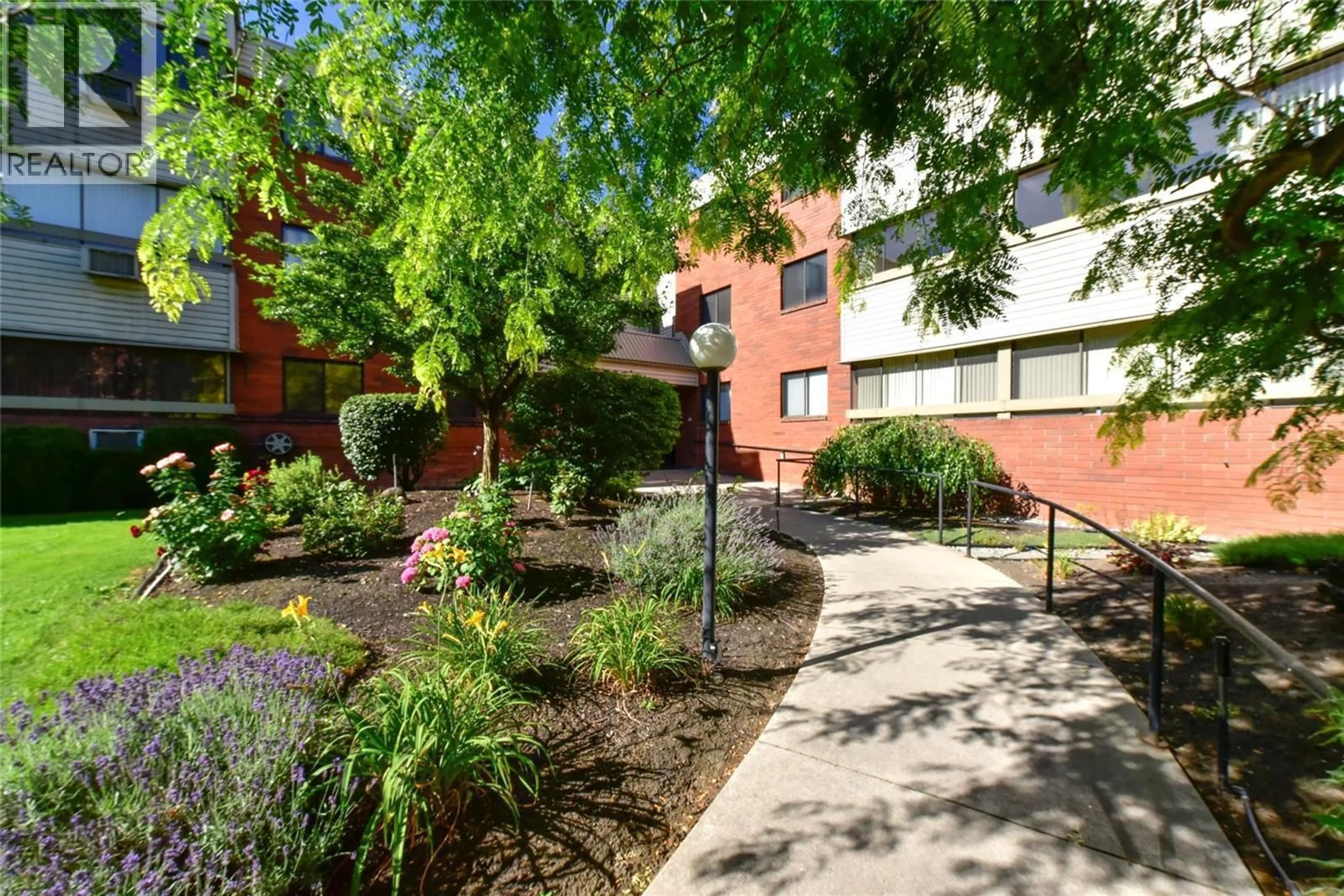 Patio, street for 214 - 1075 BERNARD AVENUE, Kelowna British Columbia V1Y6P7