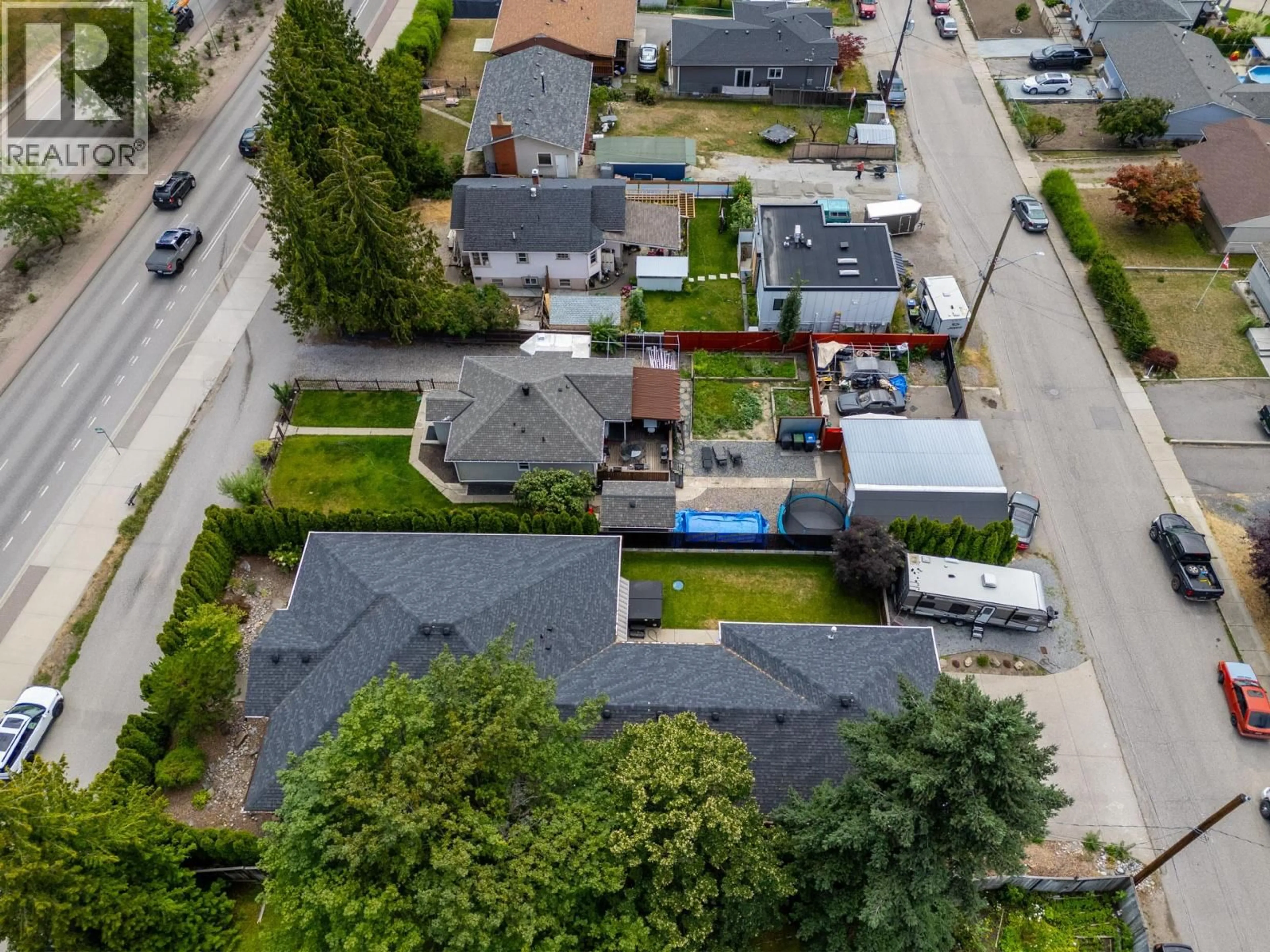 A pic from outside/outdoor area/front of a property/back of a property/a pic from drone, street for 842 GLENMORE DRIVE, Kelowna British Columbia V1Y4N9