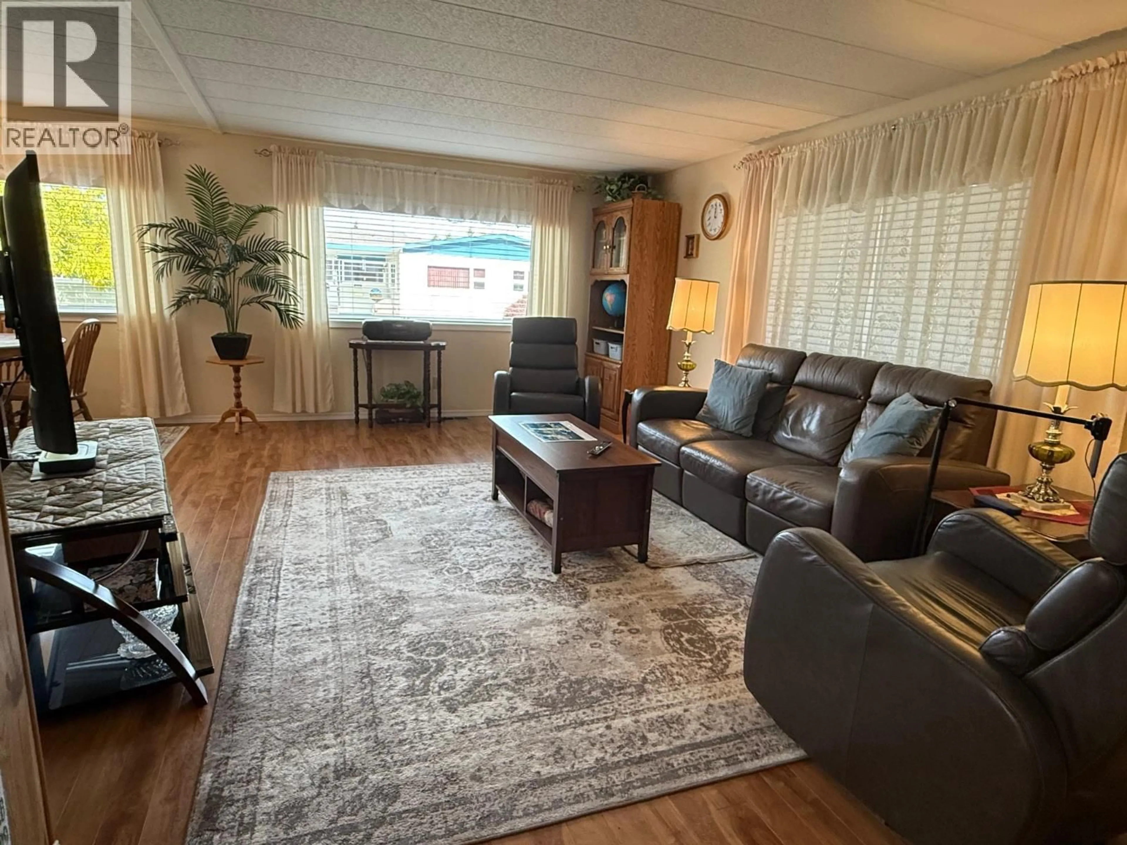 Living room with furniture, wood/laminate floor for 615 - 3105 SOUTH MAIN STREET, Penticton British Columbia V2A7H1