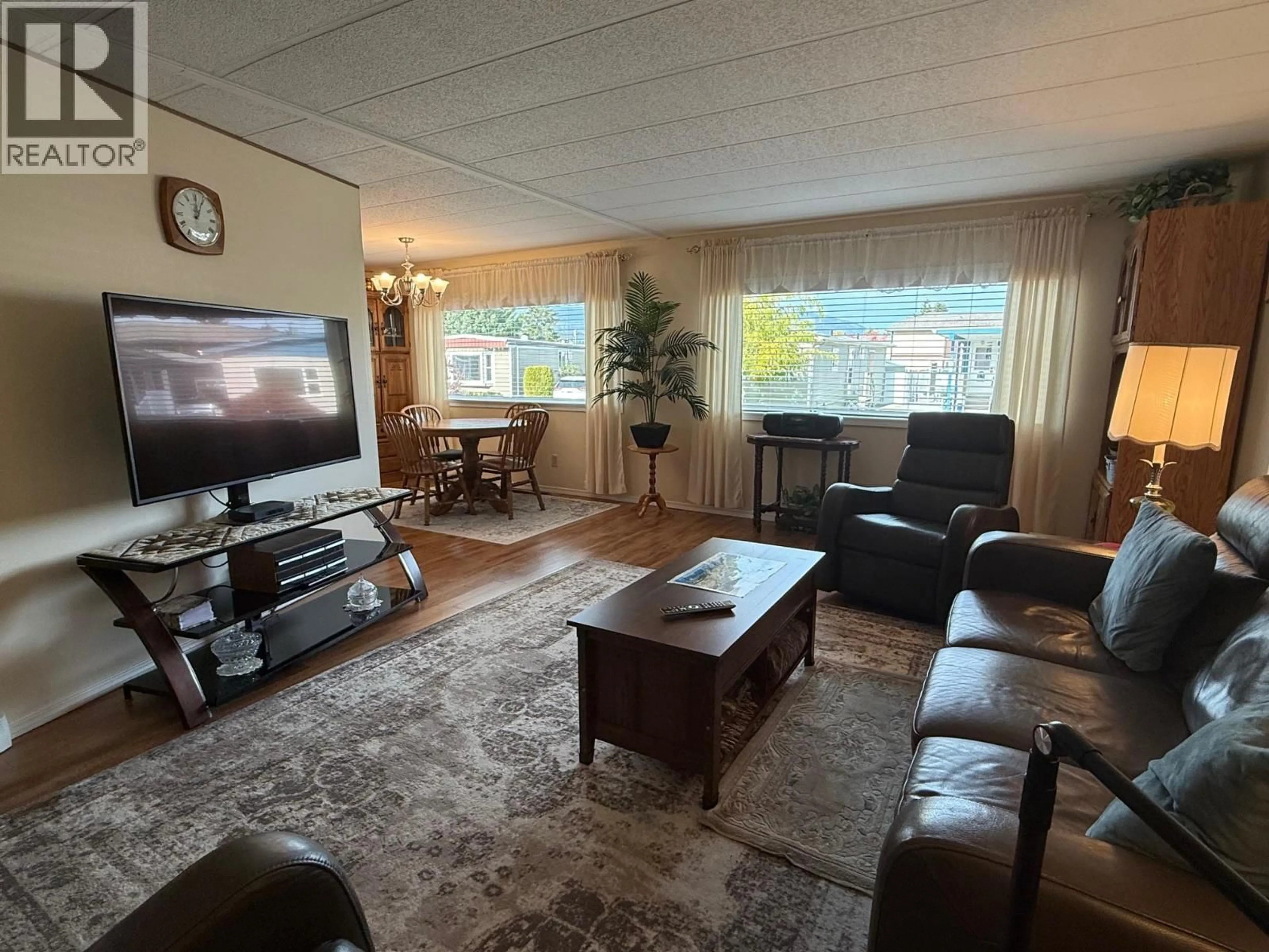 Living room with furniture, wood/laminate floor for 615 - 3105 SOUTH MAIN STREET, Penticton British Columbia V2A7H1