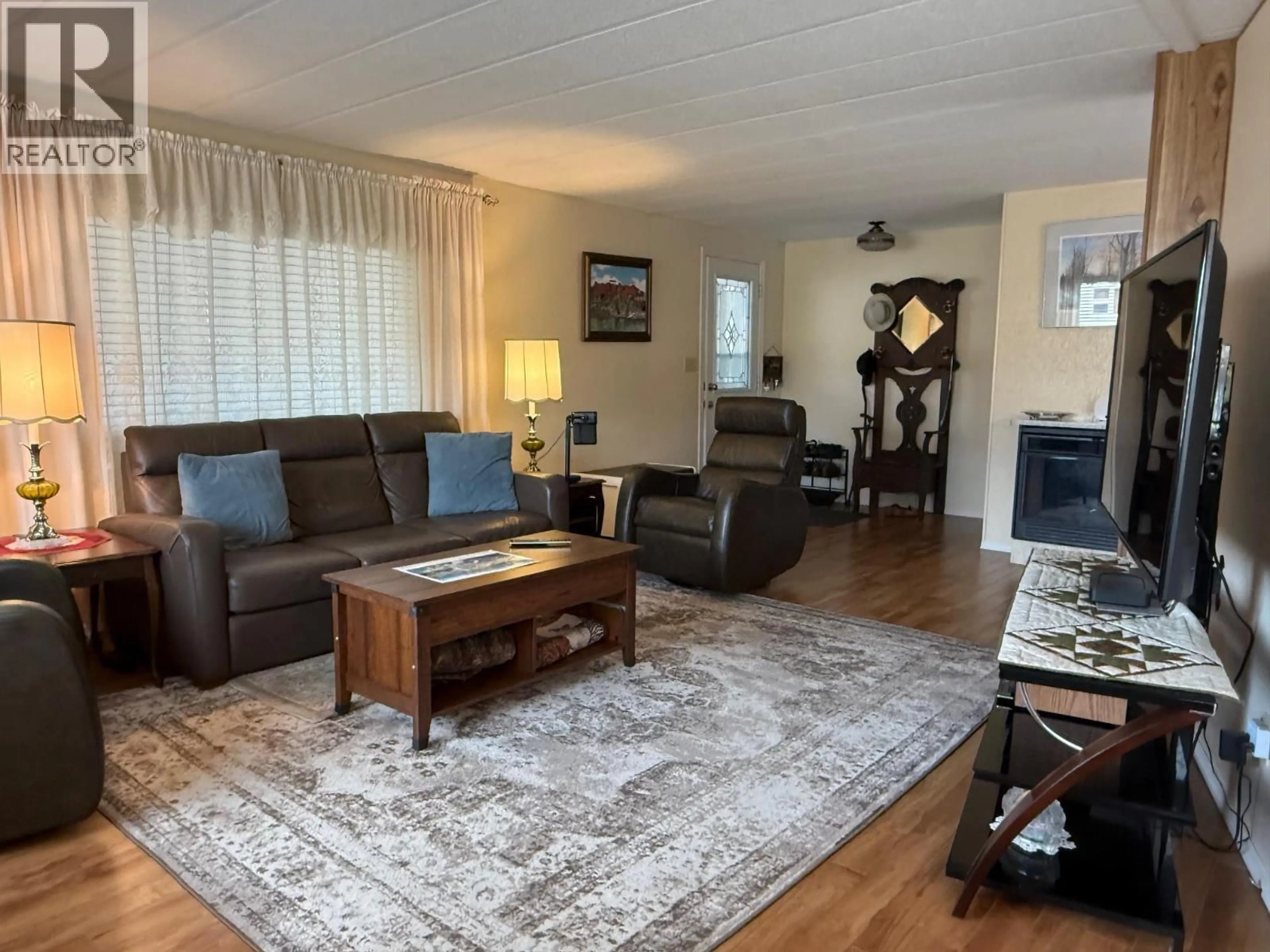 Living room with furniture, wood/laminate floor for 615 - 3105 SOUTH MAIN STREET, Penticton British Columbia V2A7H1