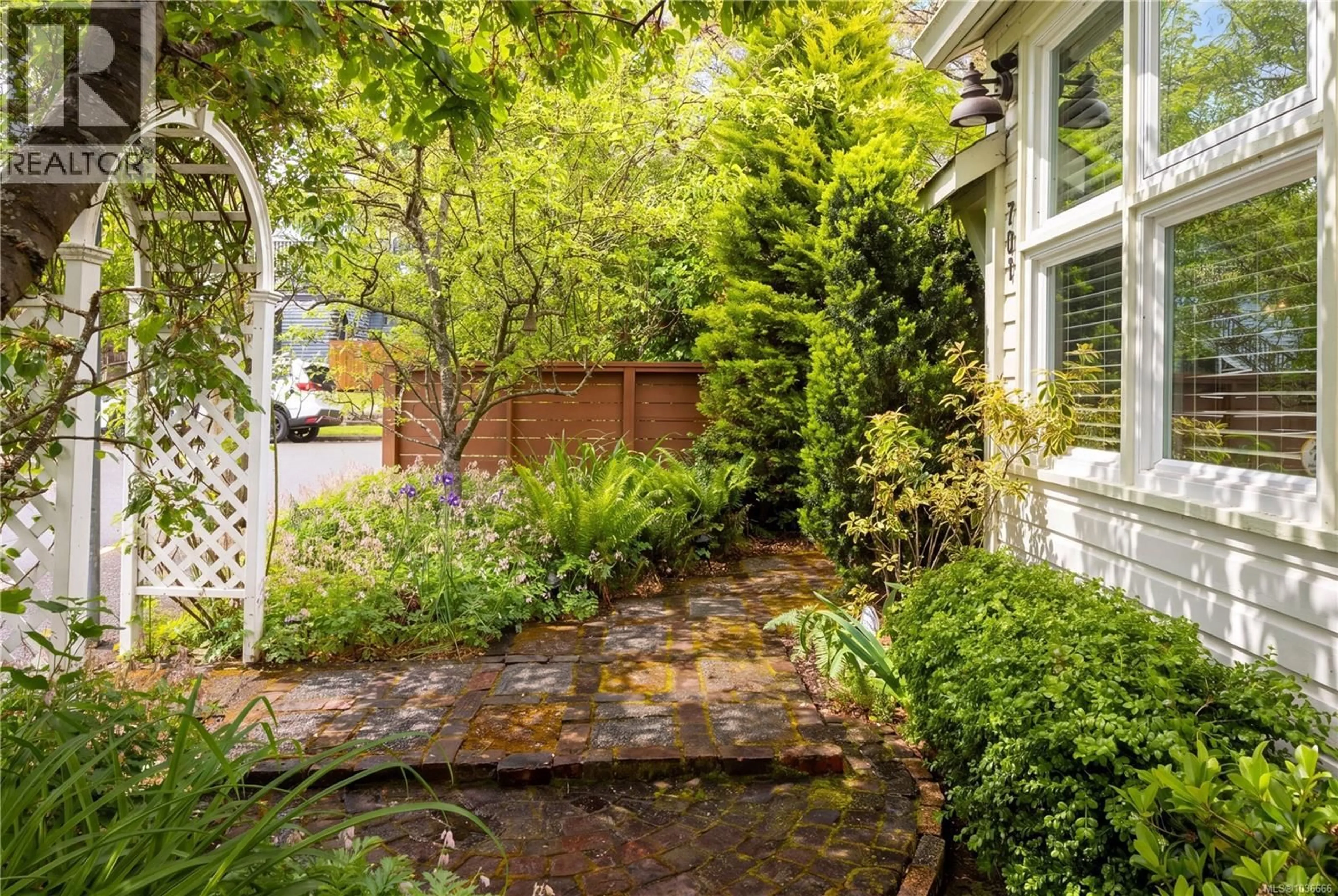Patio, street for 701 CONNAUGHT ROAD, Victoria British Columbia V9A2Z1