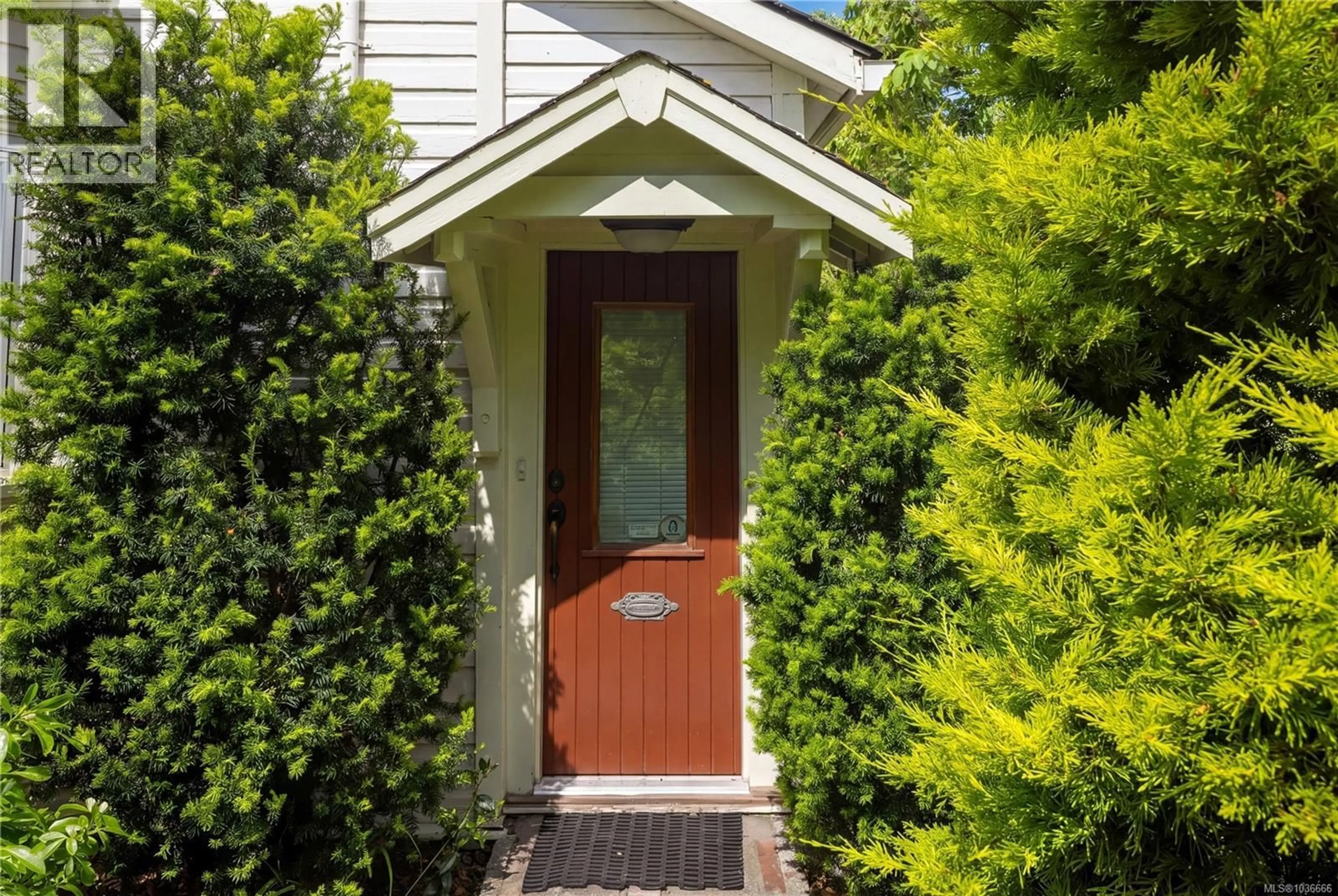 Indoor entryway for 701 CONNAUGHT ROAD, Victoria British Columbia V9A2Z1