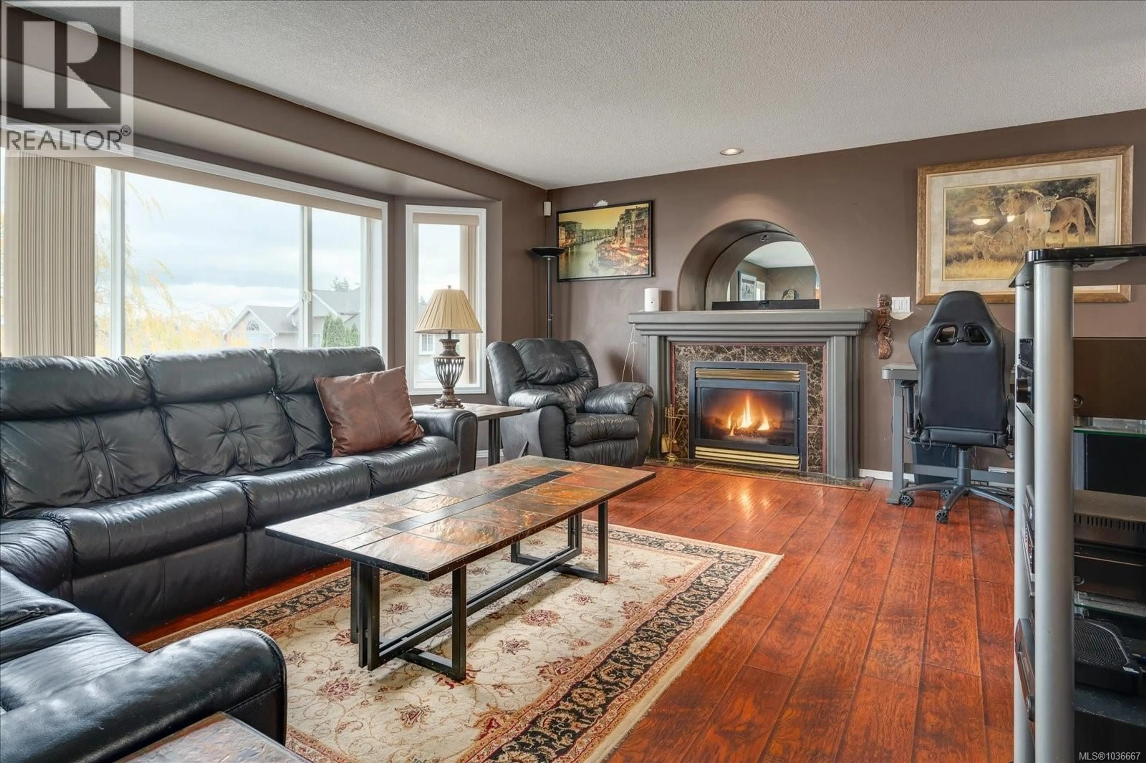 Living room with furniture, wood/laminate floor for 849 INEZ PLACE, Nanaimo British Columbia V9R7A3