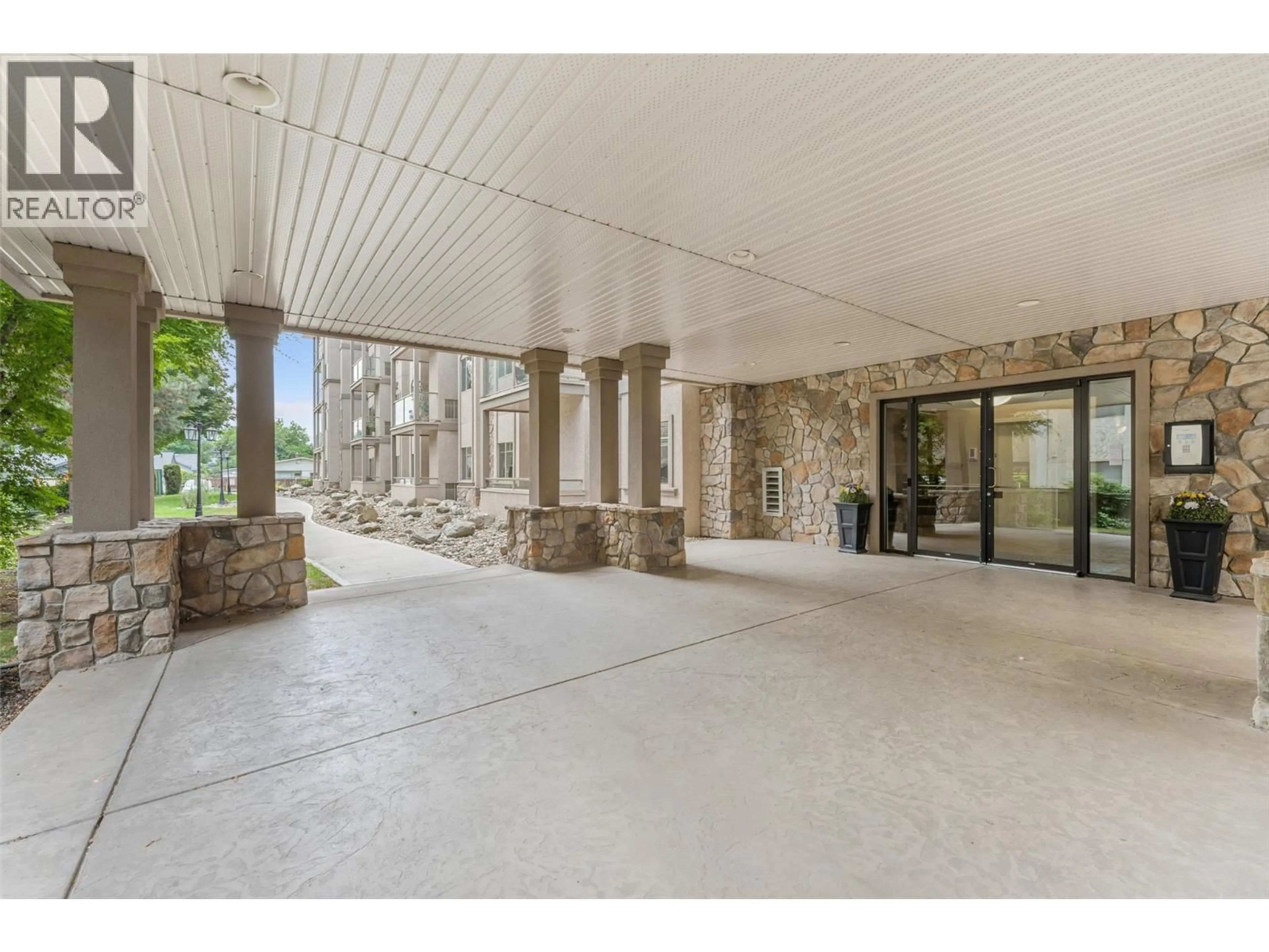Indoor foyer for 206 - 1007 HARVEY AVENUE, Kelowna British Columbia V1Y6E4