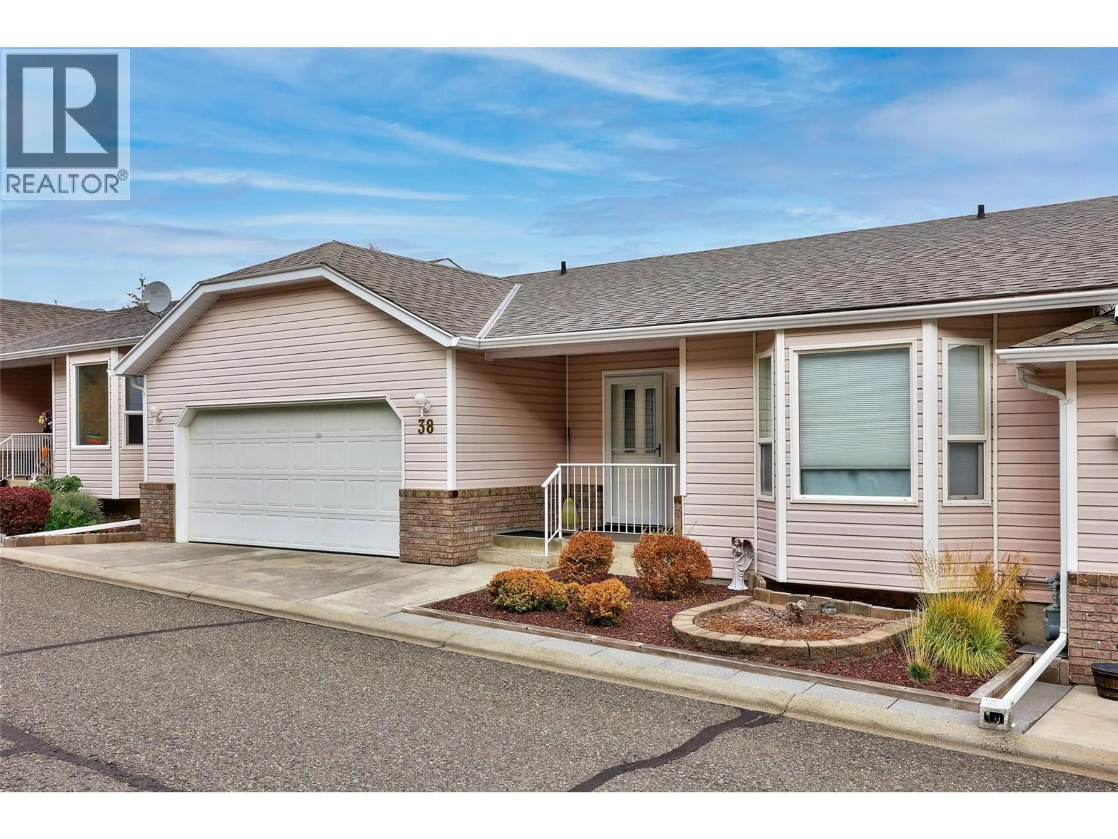 Home with vinyl exterior material, street for 38 - 2022 PACIFIC WAY, Kamloops British Columbia V1S1T1