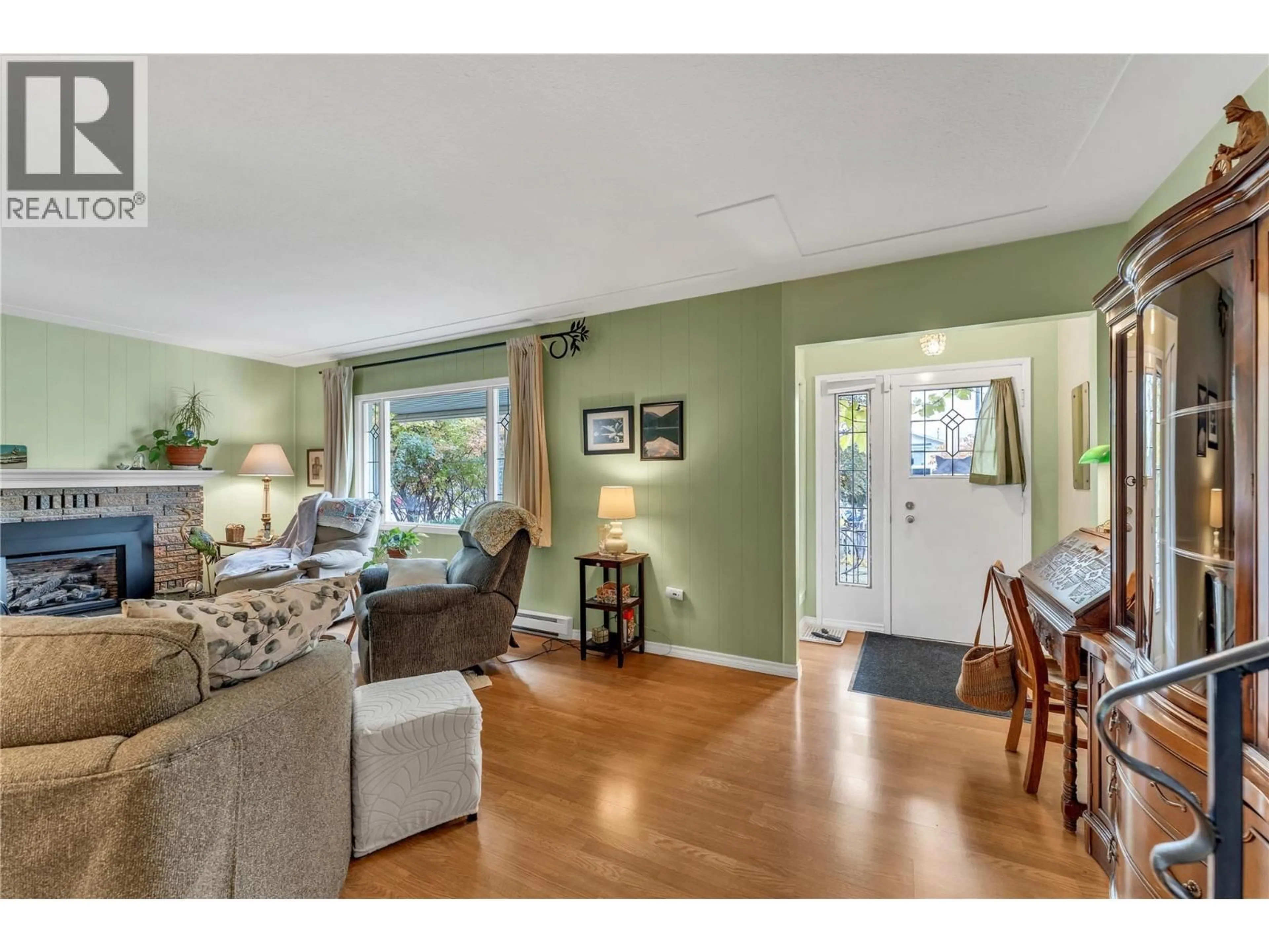 Living room with furniture, wood/laminate floor for 956 KILWINNING STREET, Penticton British Columbia V2A4N7