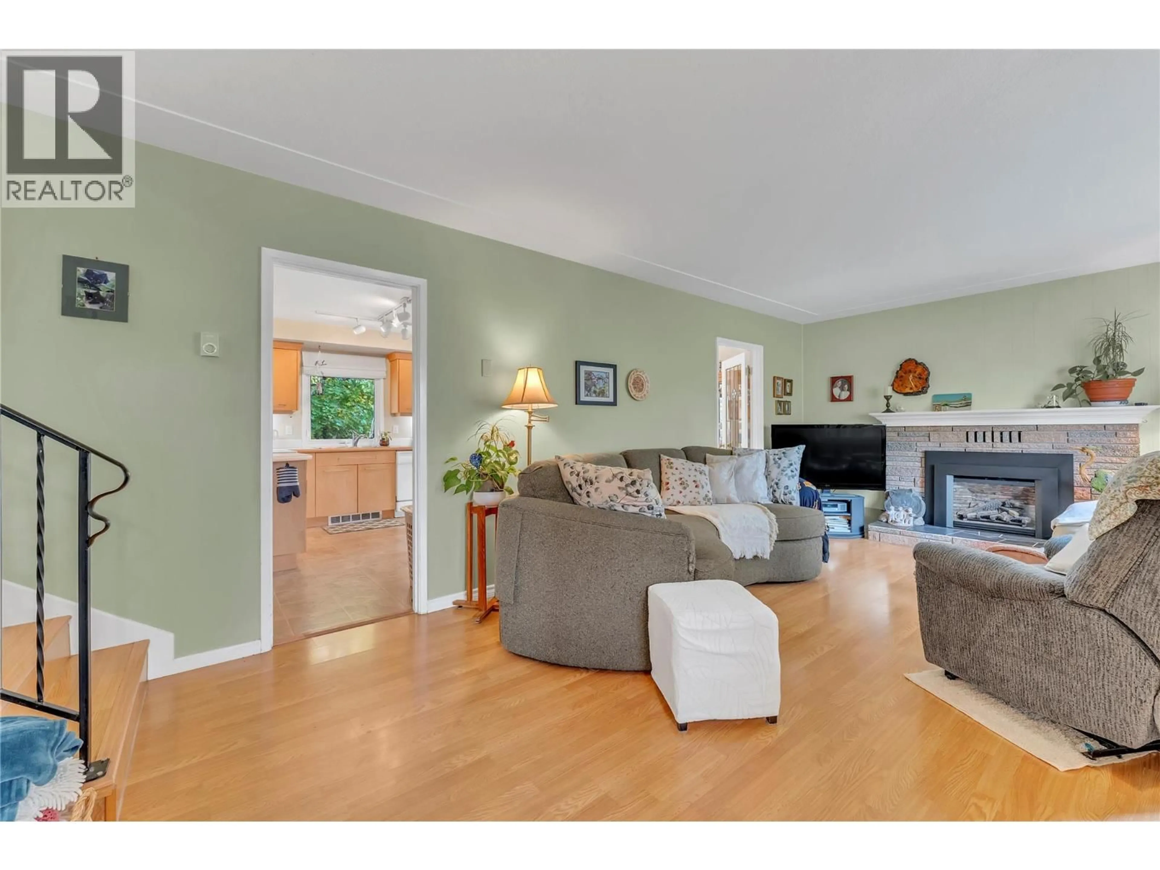 Living room with furniture, unknown for 956 KILWINNING STREET, Penticton British Columbia V2A4N7