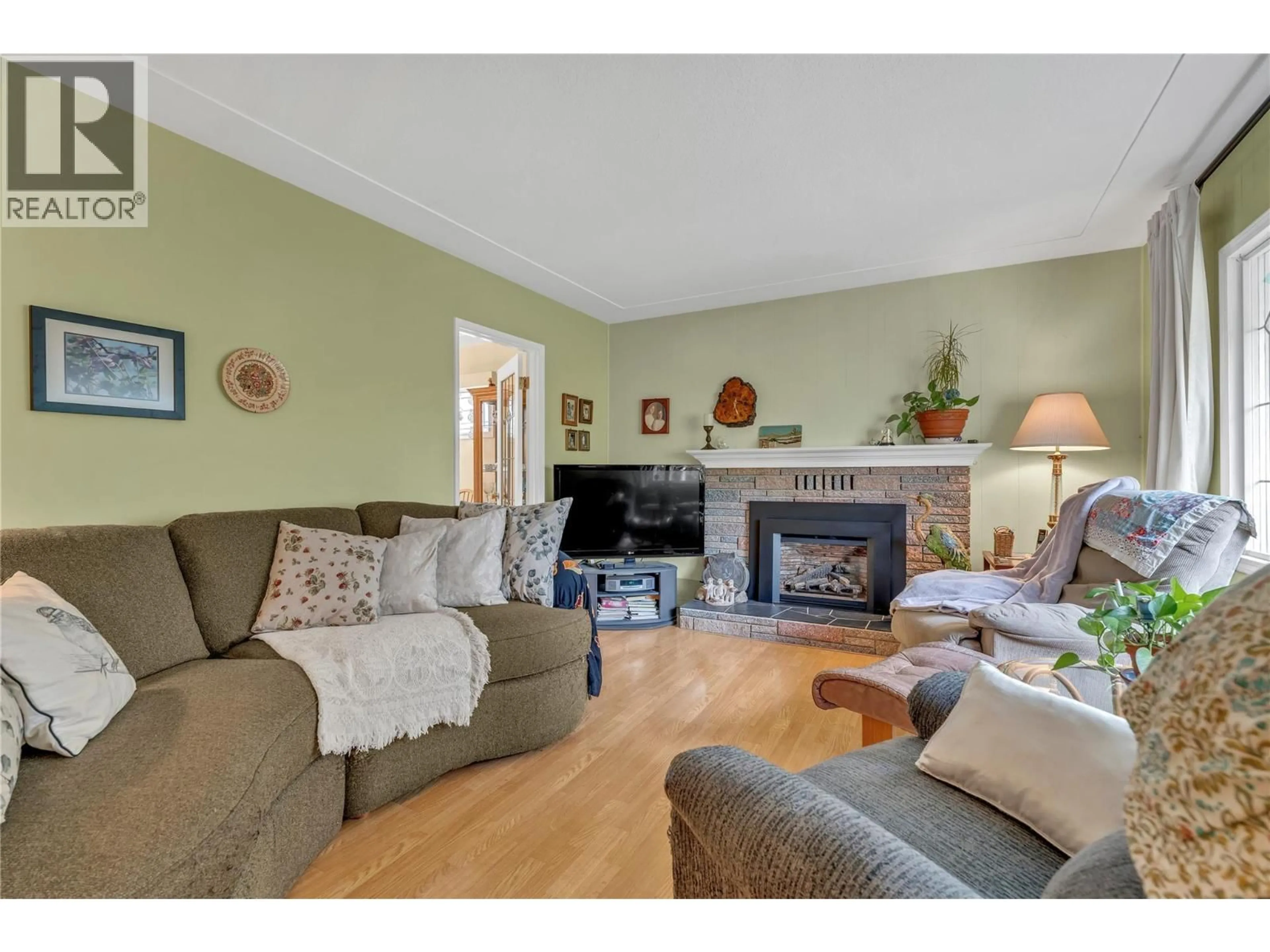 Living room with furniture, unknown for 956 KILWINNING STREET, Penticton British Columbia V2A4N7